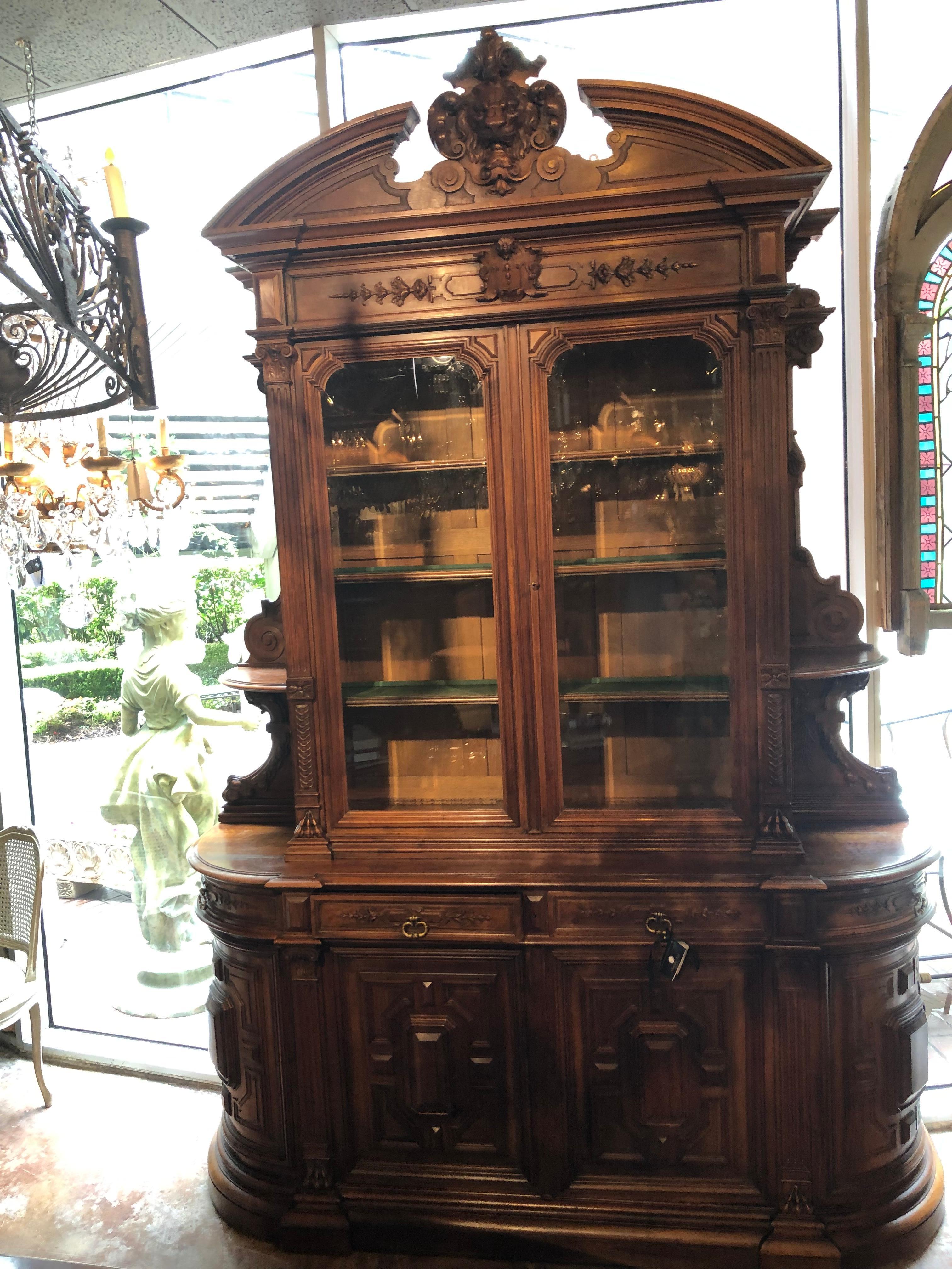Majestic French Renaissance Style Cabinet in Walnut In Good Condition For Sale In Houston, TX