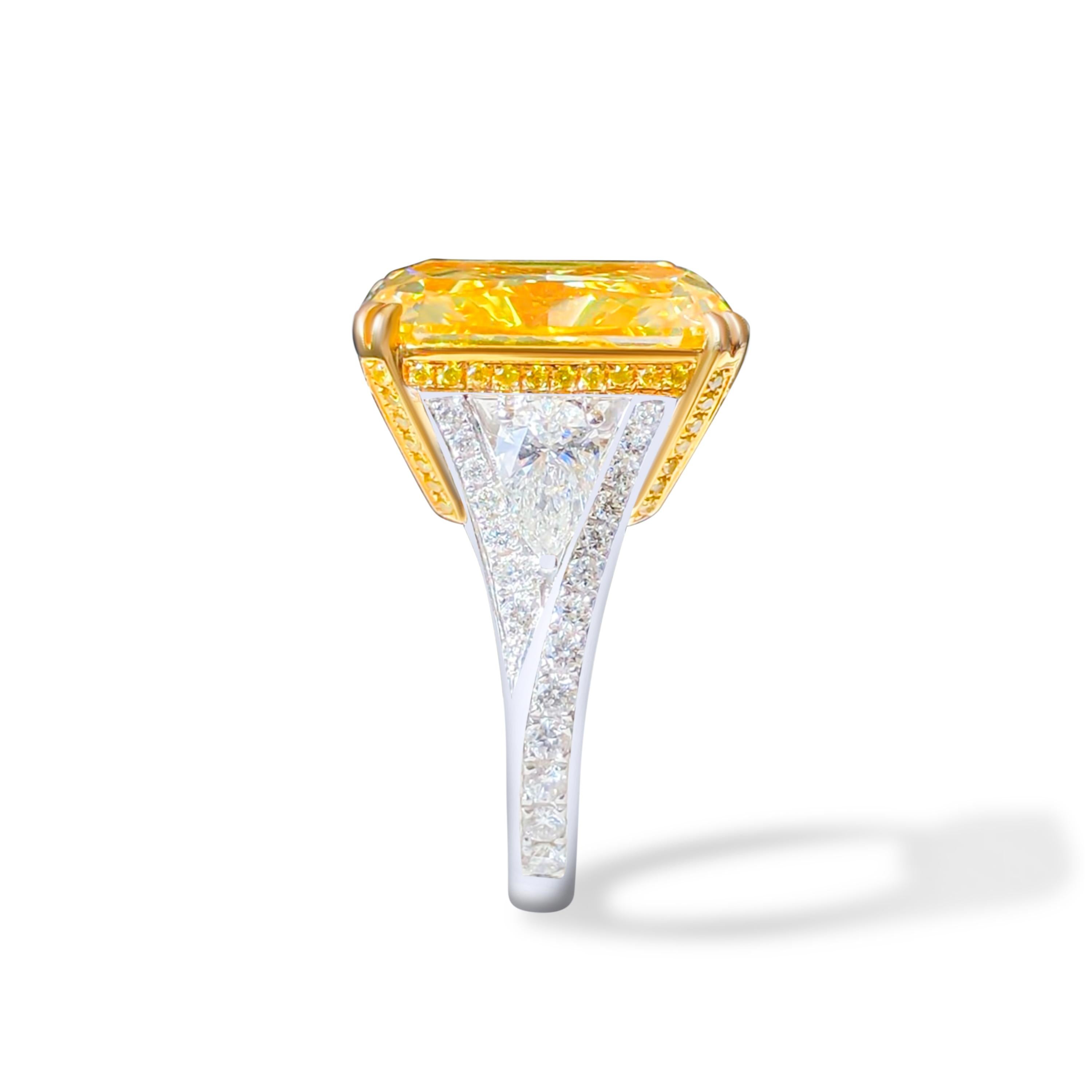 Majestic GIA Certified 20.06 Carat Cushion Cut Yellow Diamond Cocktail Ring In New Condition For Sale In PARIS, FR