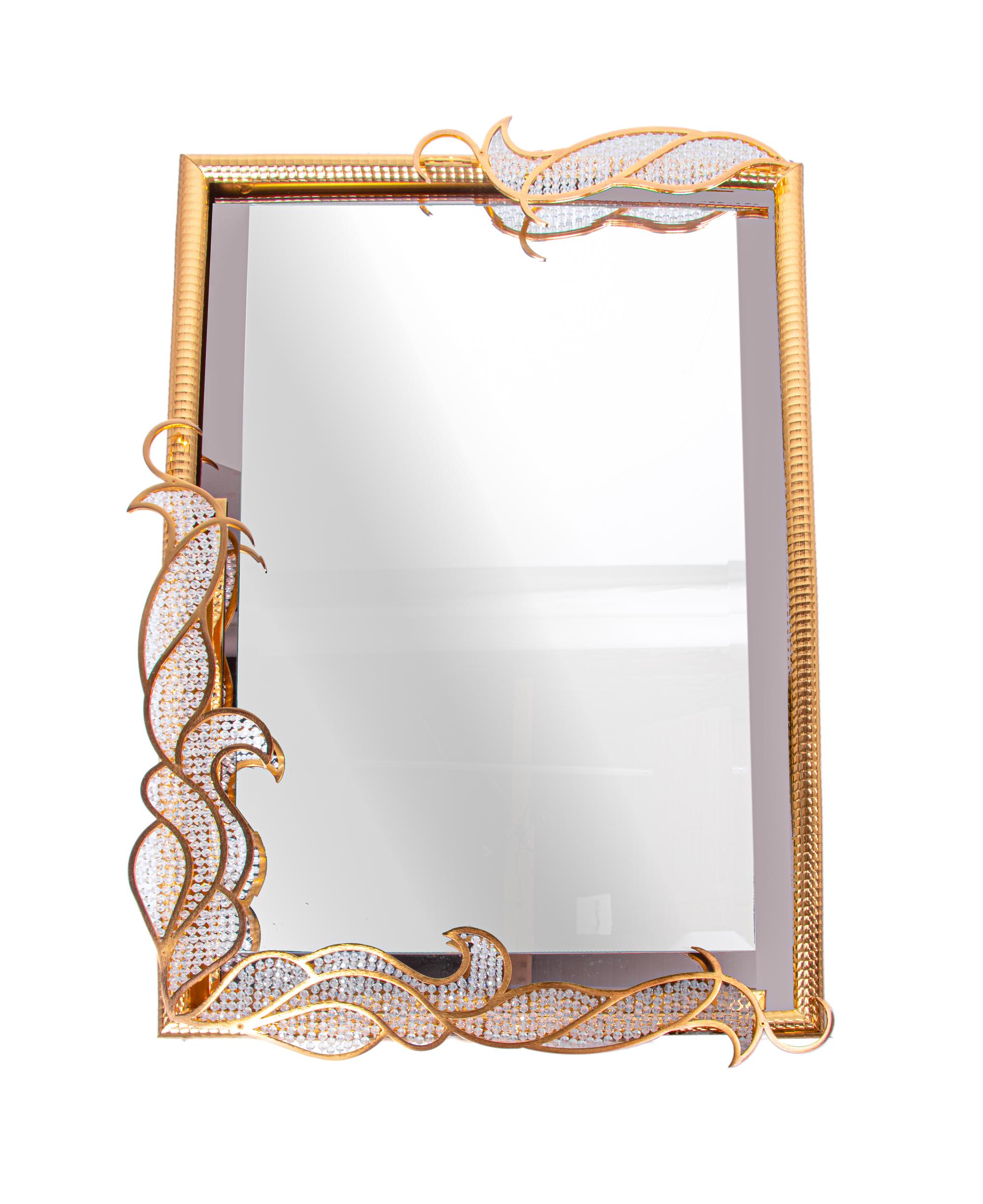 Majestic miroir rétroéclairé de Kurt Faustig avec applications d'éléments en cristal Swarovski vissés sur une structure en laiton doré. 
 
Une fabrication précieuse de filigrane plaqué or avec du verre en cristal Swarovski. Très robuste. Matériaux