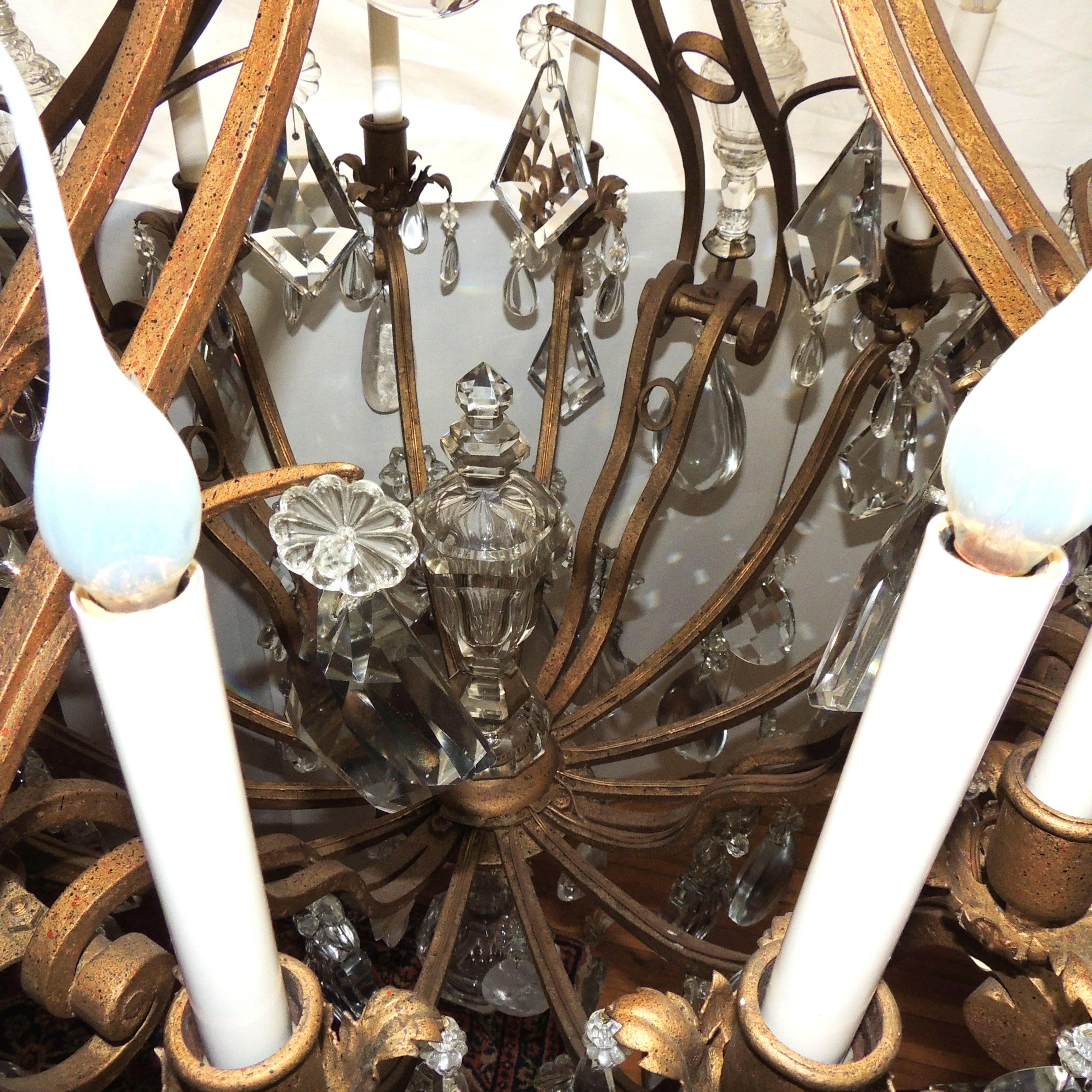 Majestueux lustre à douze lumières en cristal de roche français Baguès Fixture Bon état - En vente à Roslyn, NY
