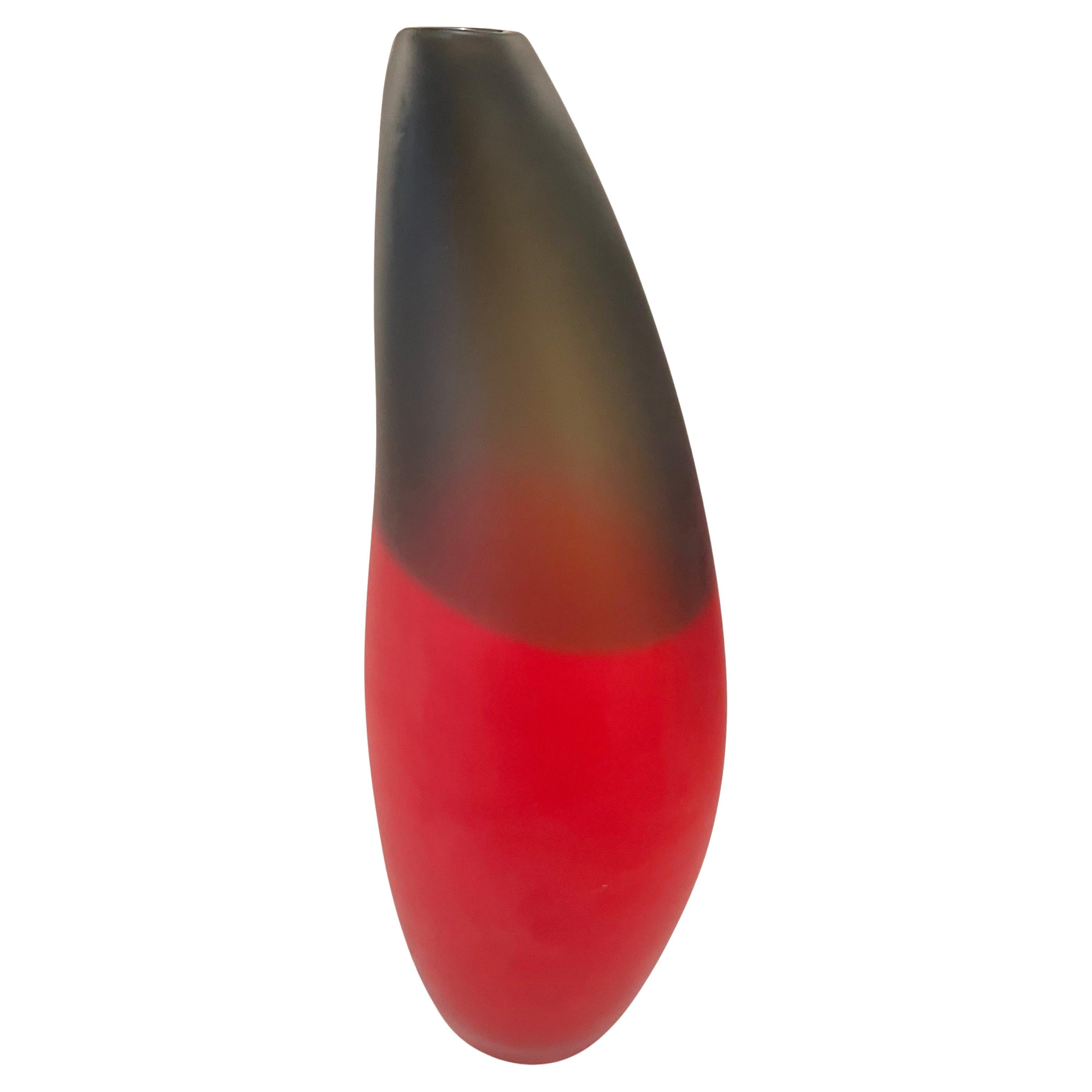 Vase Majestic en verre dépoli bitone rouge et gris  Grand et lourd Salviati signé et daté pour Adam Adams en 2002. 