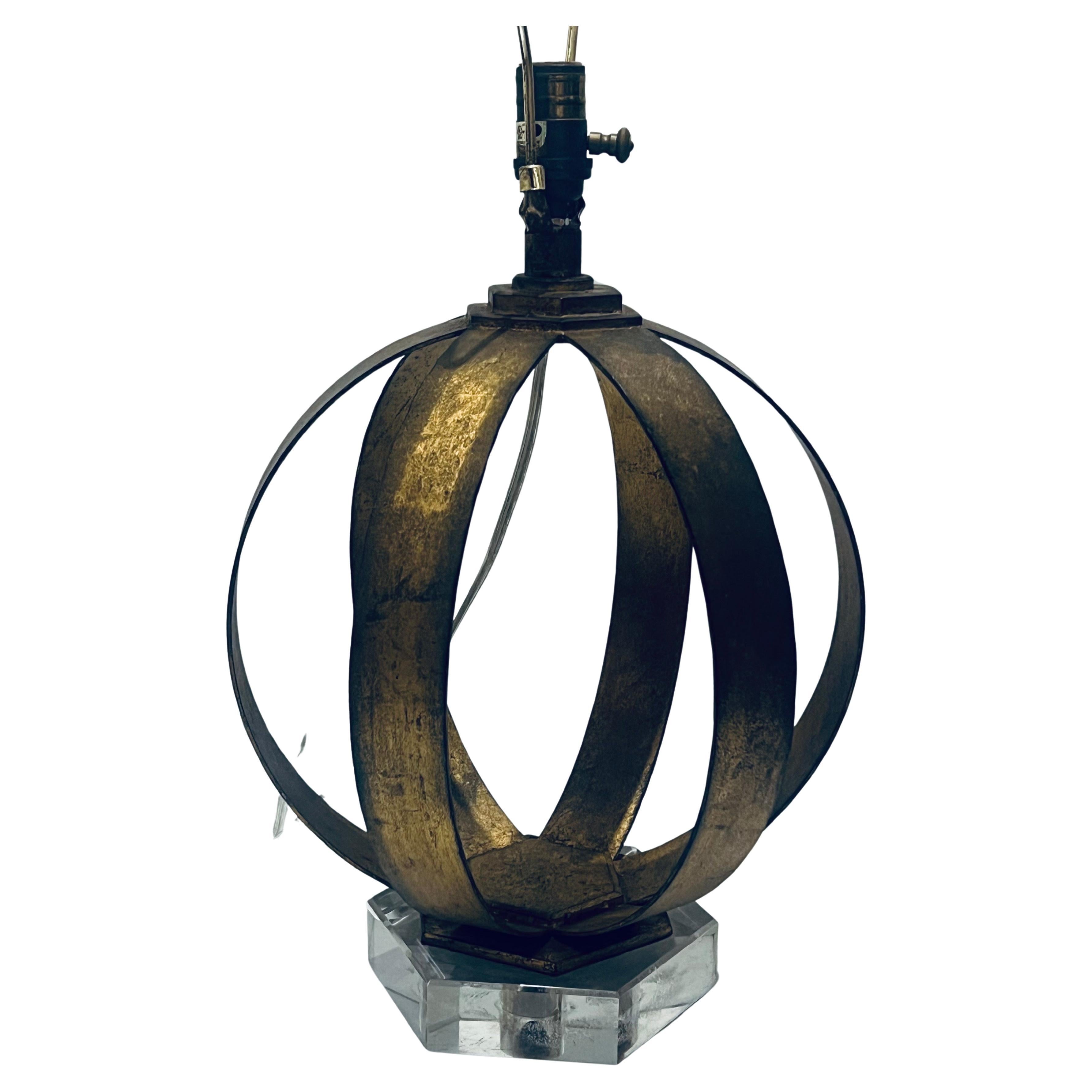 Hollywood Regency Lampada a sfera in metallo dorato Majestic su base in lucite spessa Neoclassica in vendita