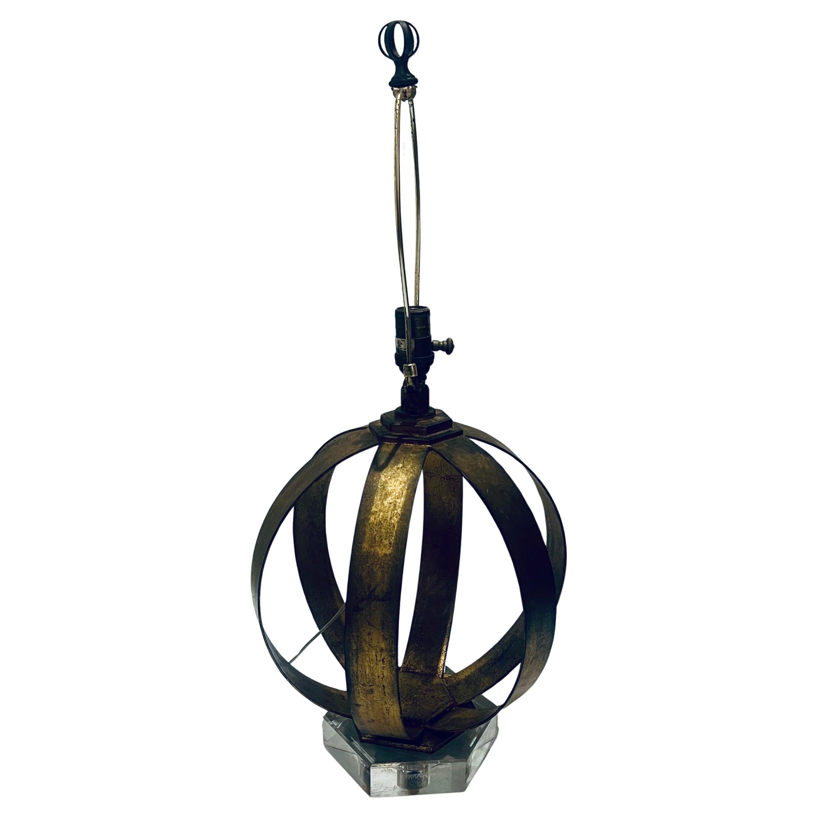 Lampada a sfera in metallo dorato Majestic su base in lucite spessa Neoclassica In condizioni buone in vendita a San Diego, CA