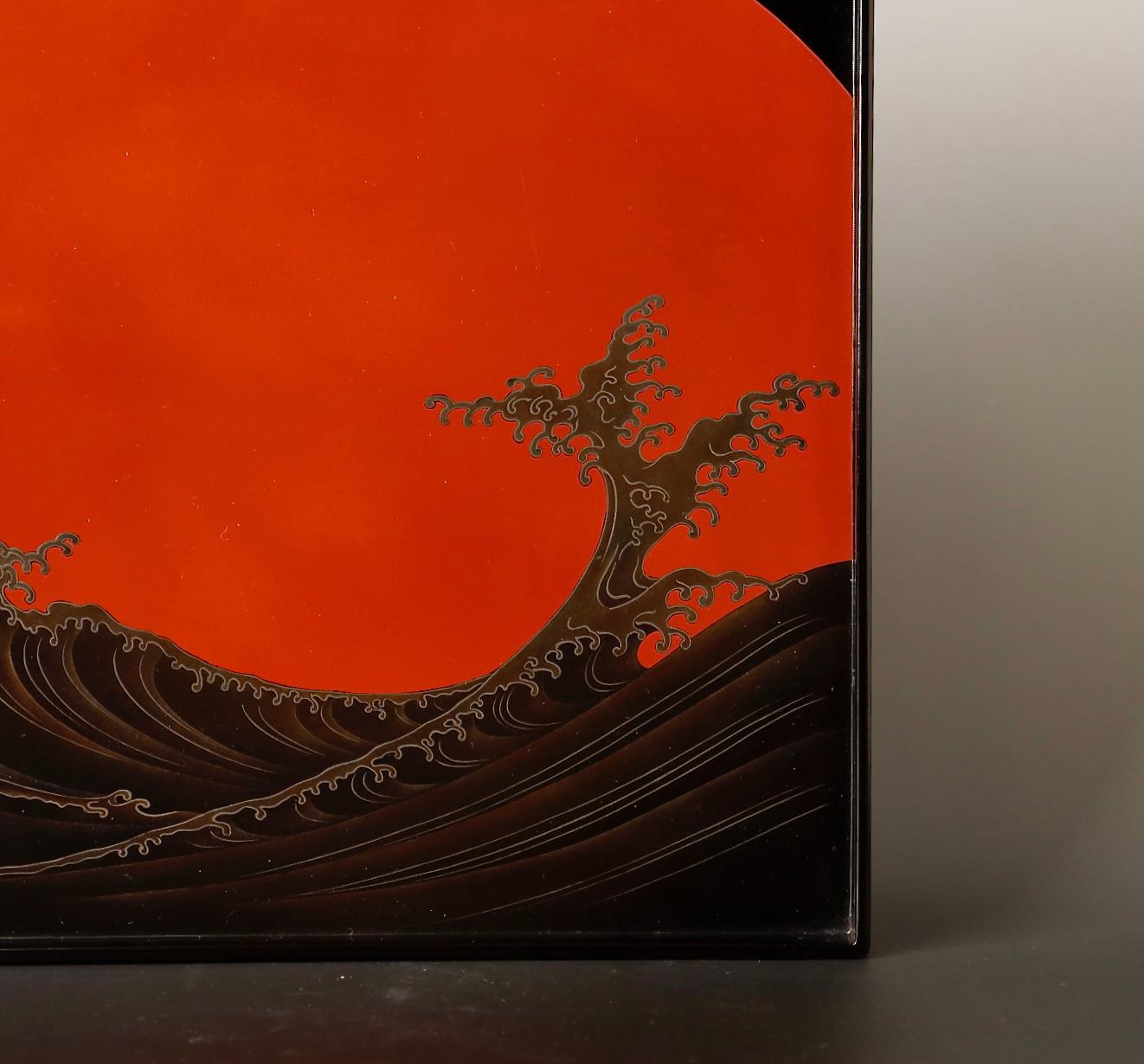 Majestic Great Wave and Rising Sun Lacquered Tray In Good Condition In Fukuoka, JP