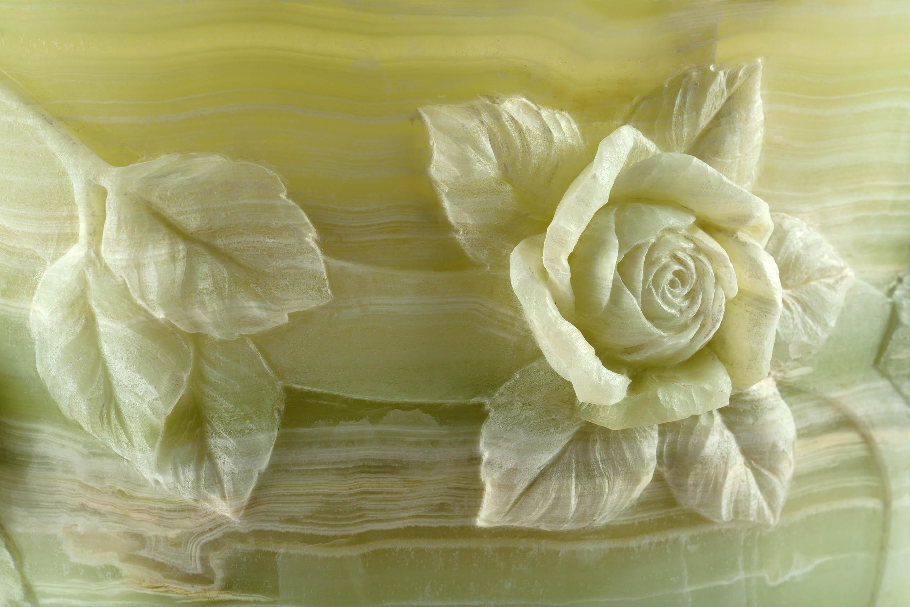 Majestueux vase sculpté à la main en onyx vert sujet roses feuilles en vente 3