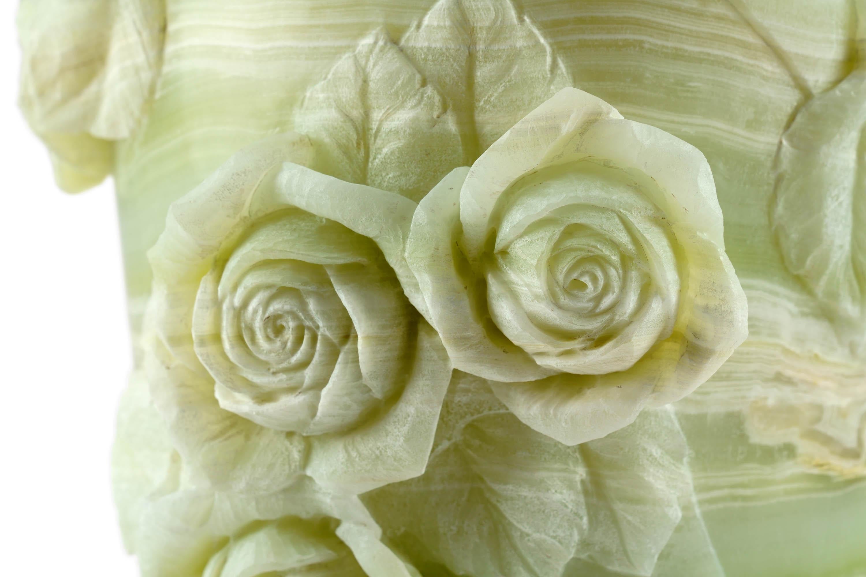 Majestueux vase sculpté à la main en onyx vert sujet roses feuilles en vente 4