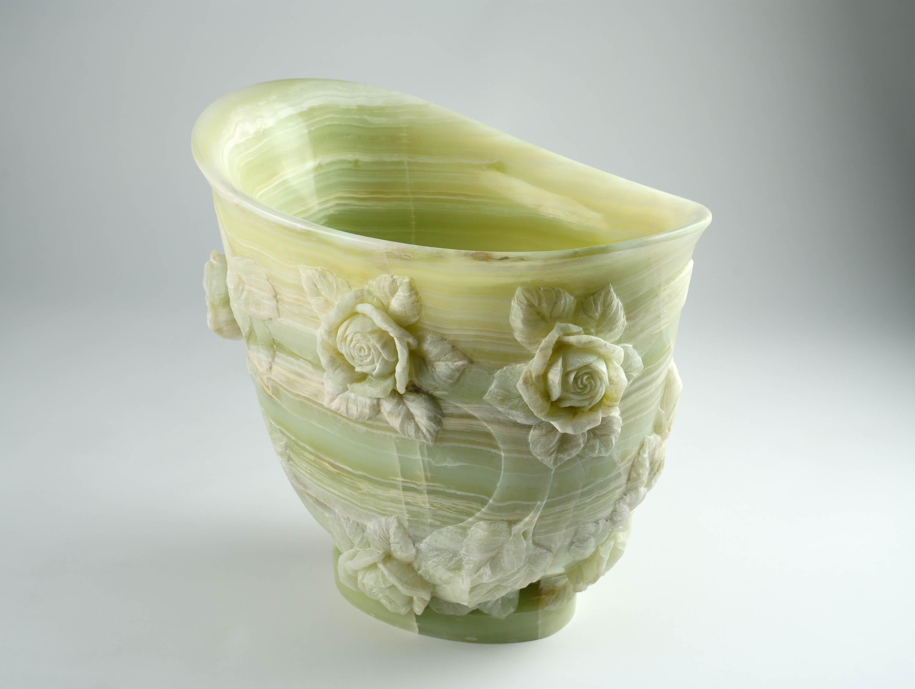 Majestueux vase sculpté à la main en onyx vert sujet roses feuilles en vente 5