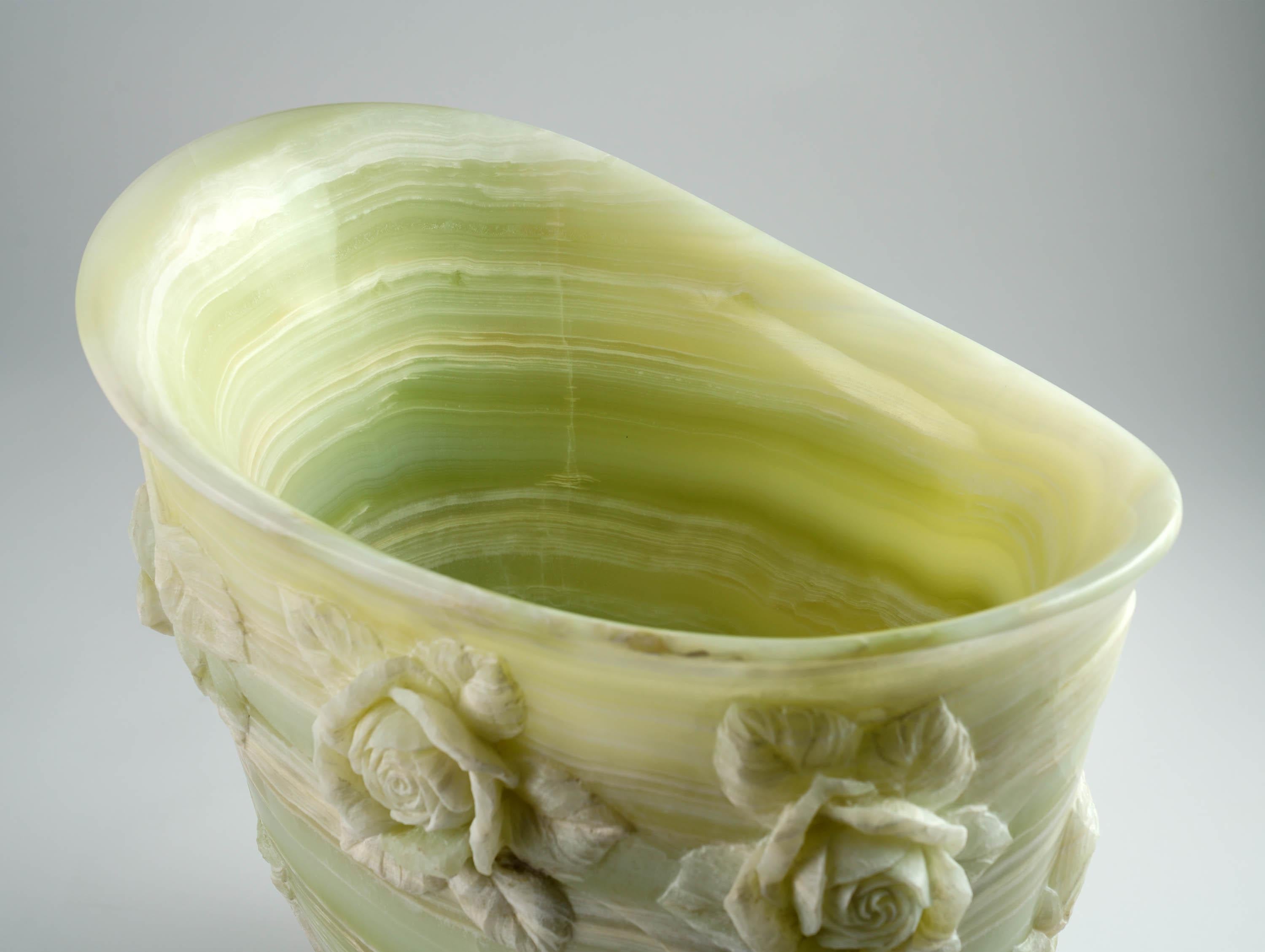 Majestueux vase sculpté à la main en onyx vert sujet roses feuilles en vente 6