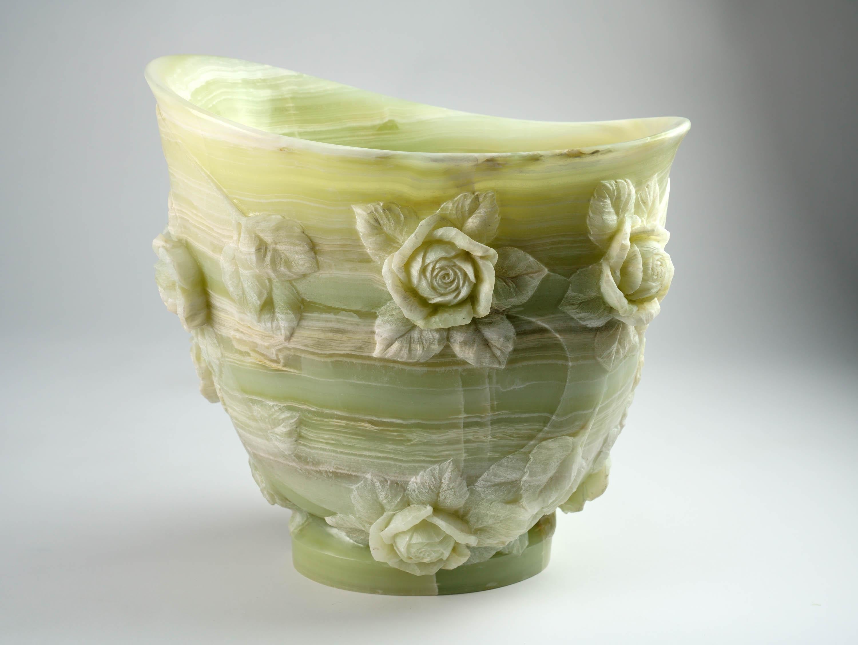 Majestueux vase sculpté à la main en onyx vert sujet roses feuilles en vente 7