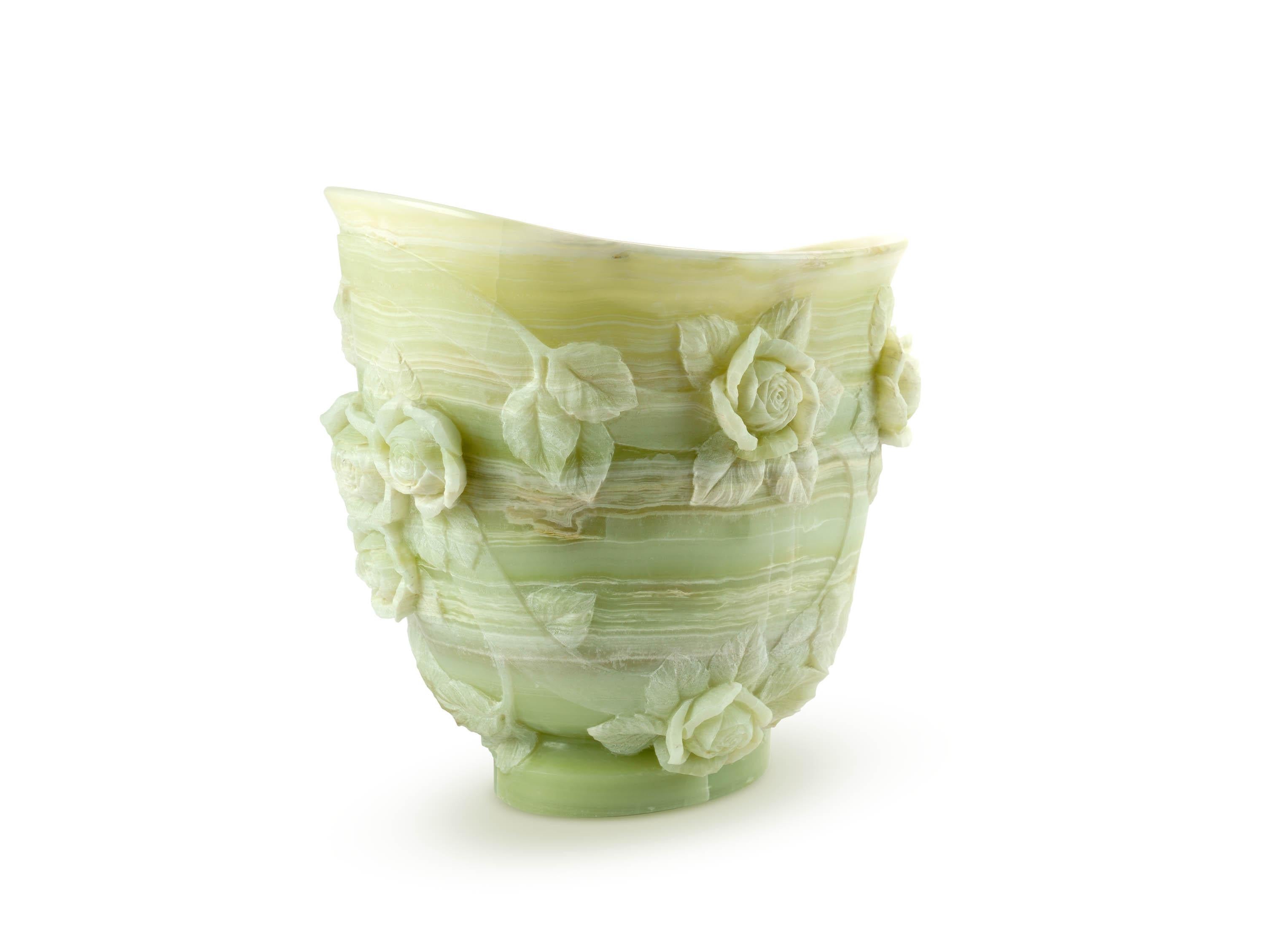 italien Majestueux vase sculpté à la main en onyx vert sujet roses feuilles en vente