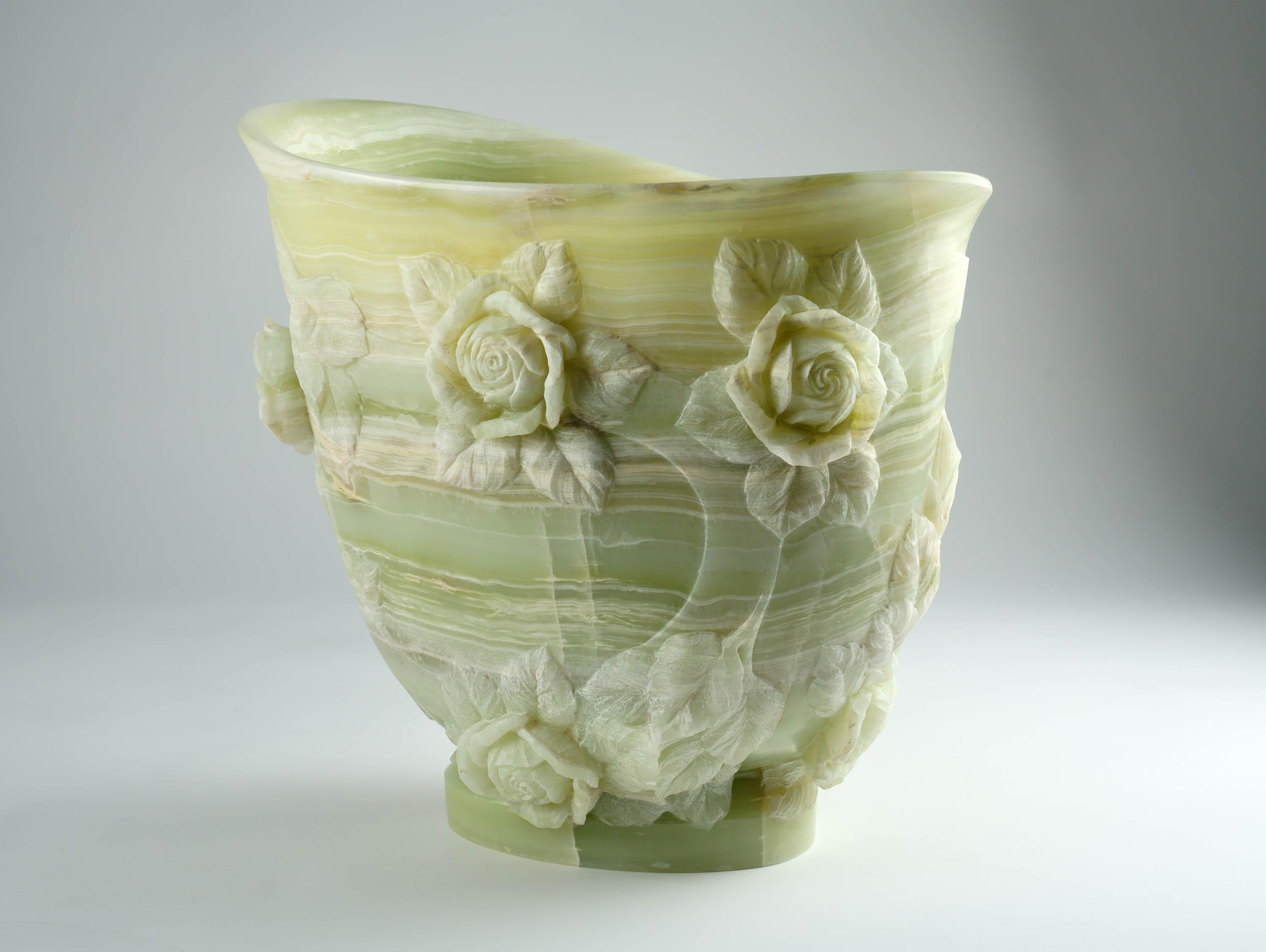 Majestueux vase sculpté à la main en onyx vert sujet roses feuilles en vente 1