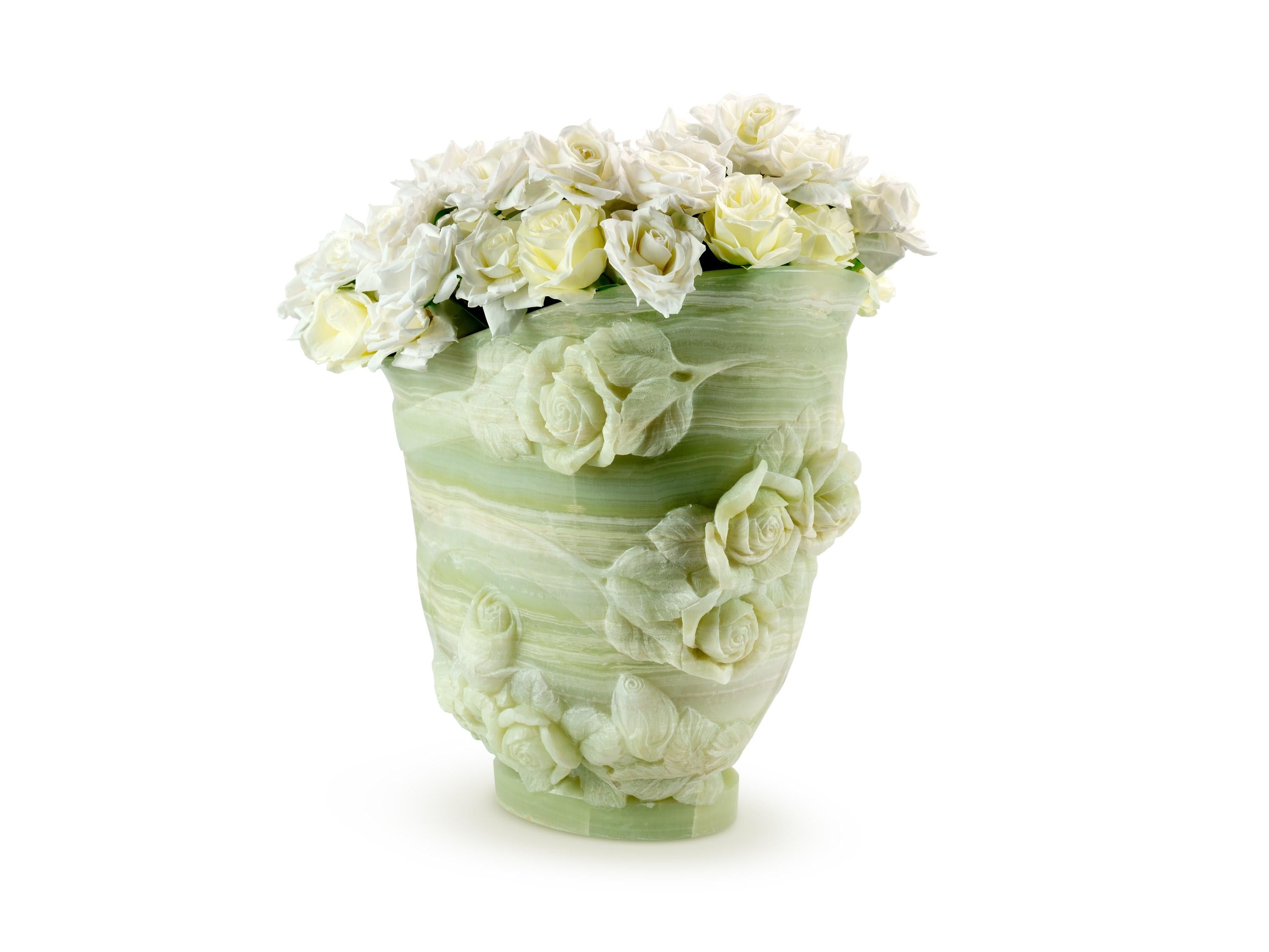 Onyx Majestueux vase sculpté à la main en onyx vert sujet roses feuilles en vente