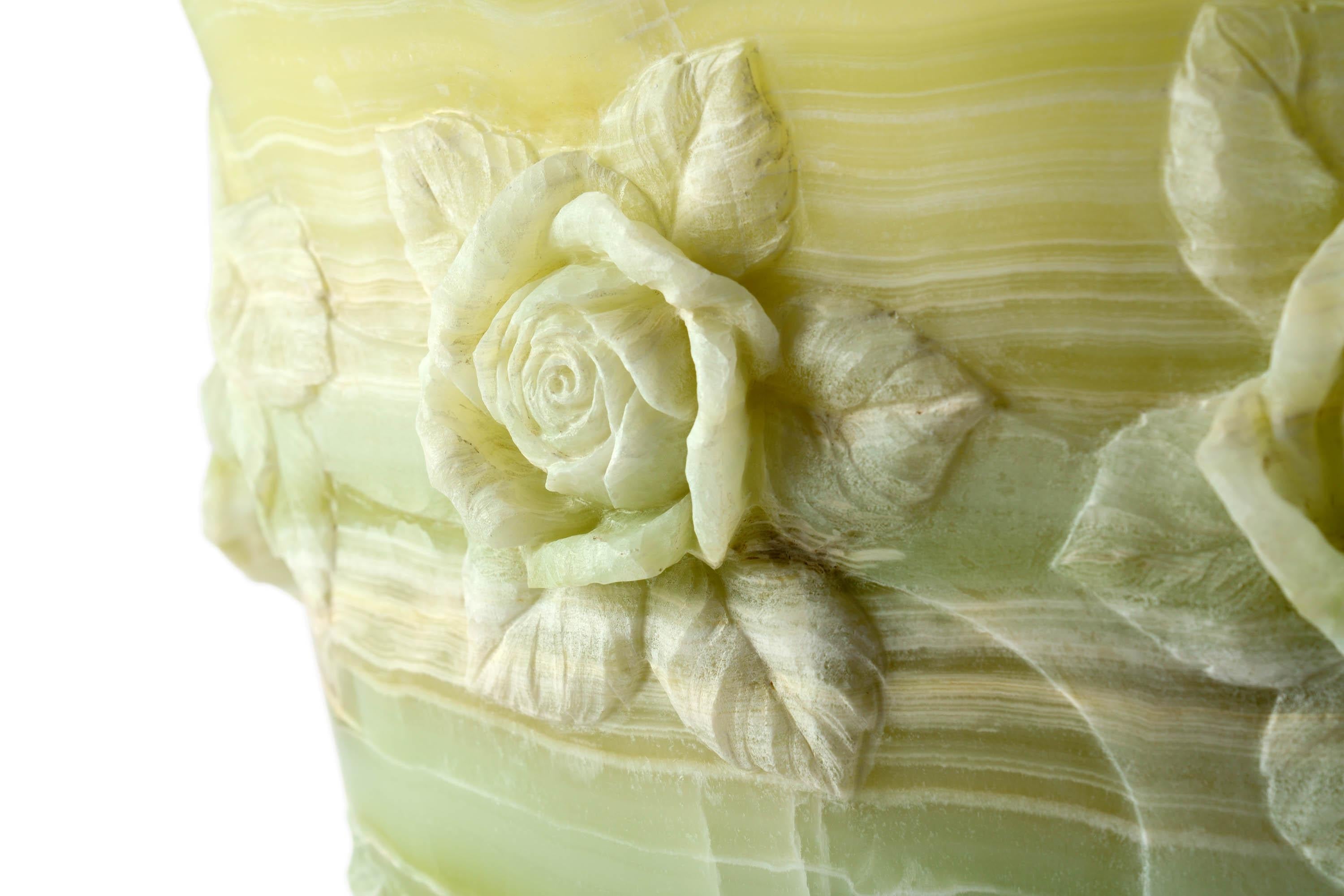 Majestueux vase sculpté à la main en onyx vert sujet roses feuilles en vente 2
