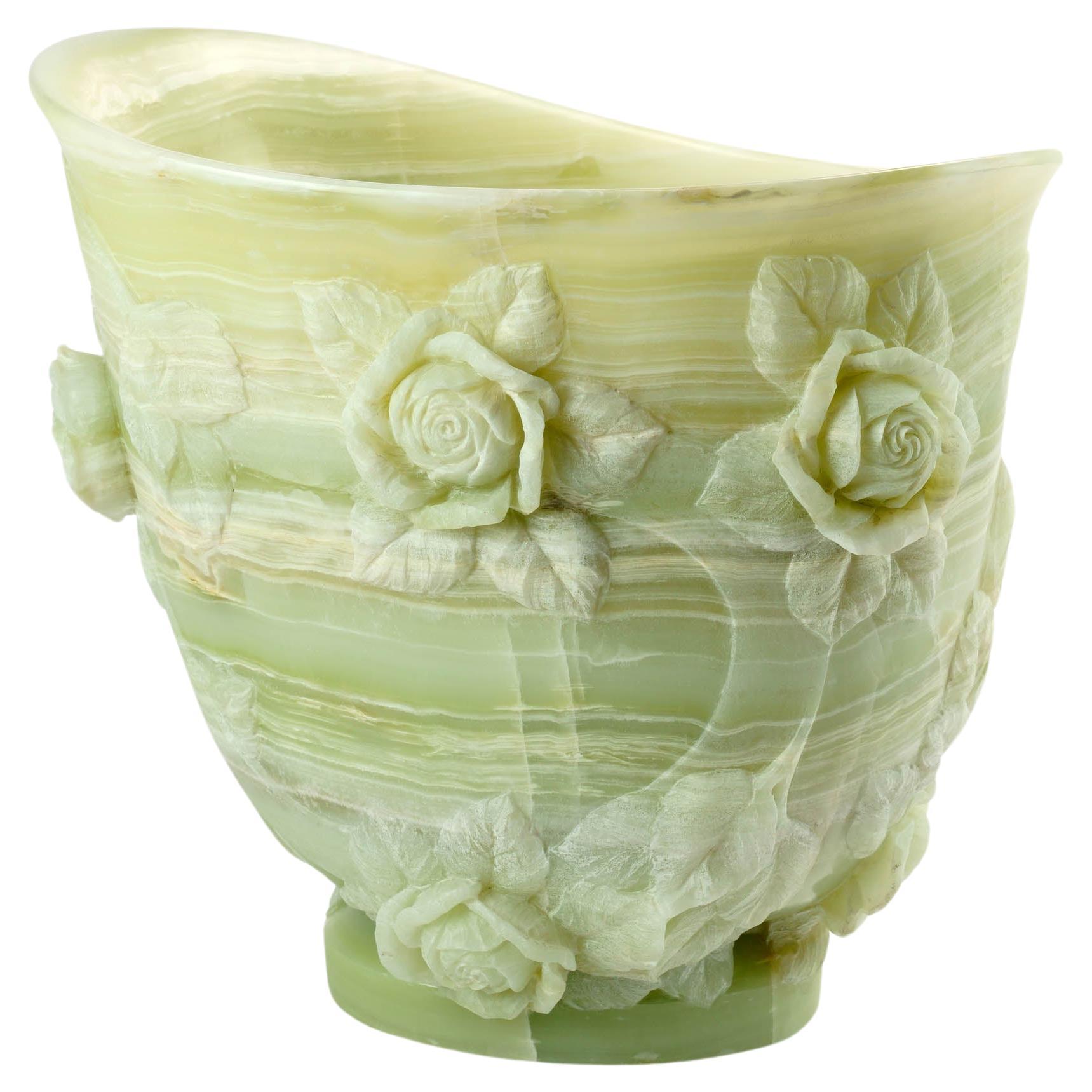 Majestueux vase sculpté à la main en onyx vert sujet roses feuilles en vente