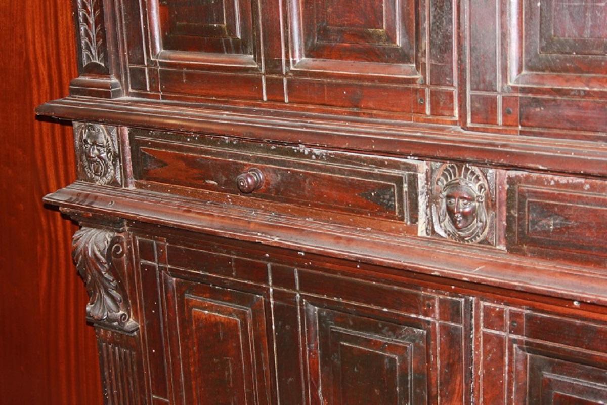 Majestic Italian sideboard from the 1500s, Renaissance style, in walnut wood wit For Sale 2