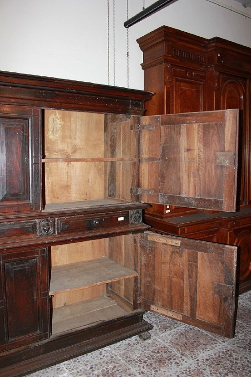 Majestic Italian sideboard from the 1500s, Renaissance style, in walnut wood wit For Sale 4