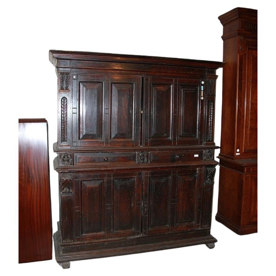 Majestic Italian sideboard from the 1500s, Renaissance style, in walnut wood wit