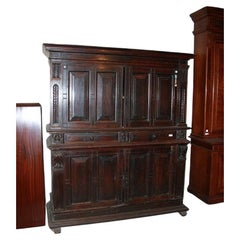 Antique Majestic Italian sideboard from the 1500s, Renaissance style, in walnut wood wit