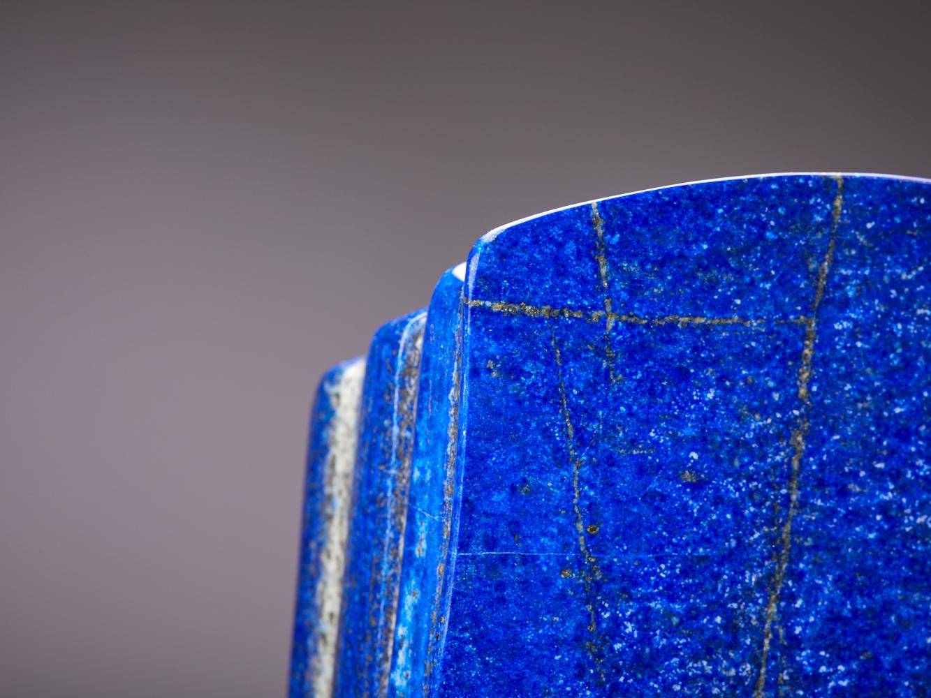 Ammira la straordinaria bellezza di questo magnifico lapislazzuli proveniente dall'Afghanistan, rinomato per la sua intensa tonalità blu. Questo straordinario pezzo mette in mostra il colore ricco e profondo per cui il lapislazzuli è famoso, con