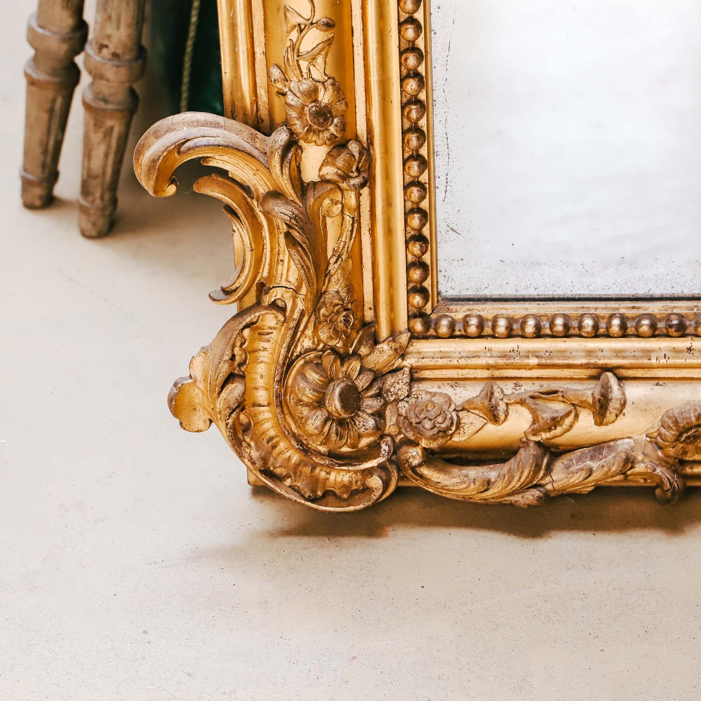 Gesso Majestueux grand miroir Louis Philippe français ancien du 19ème siècle doré à l'or, années 1850 en vente