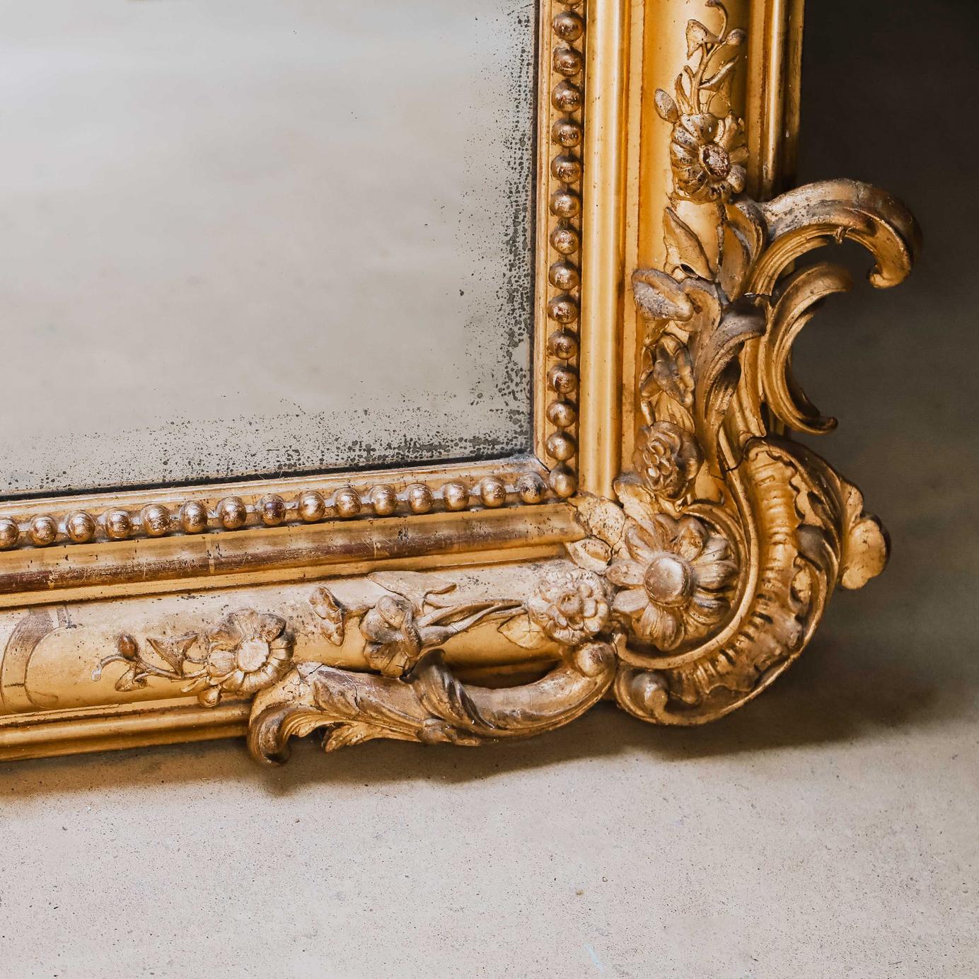 Majestueux grand miroir Louis Philippe français ancien du 19ème siècle doré à l'or, années 1850 en vente 1