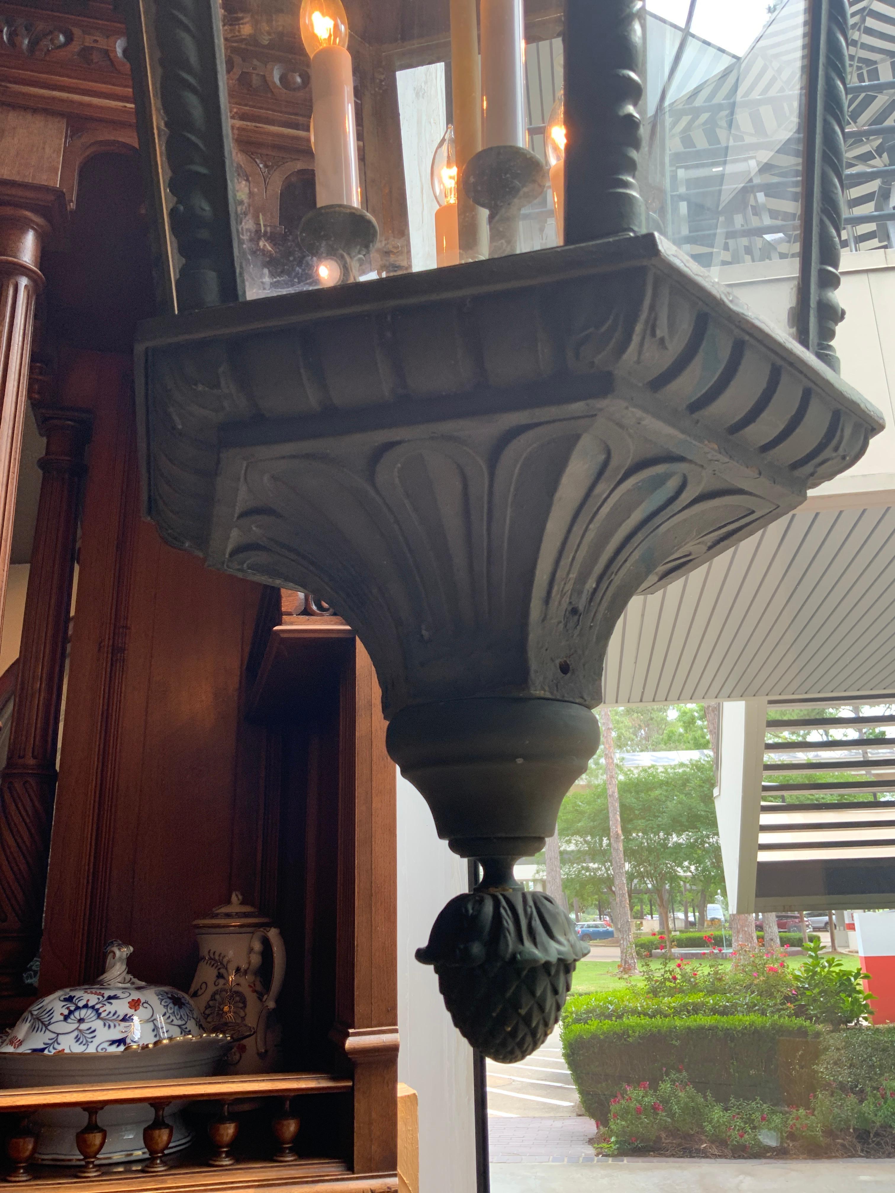 Majestic large bronze lantern with six lights In Excellent Condition For Sale In Houston, TX
