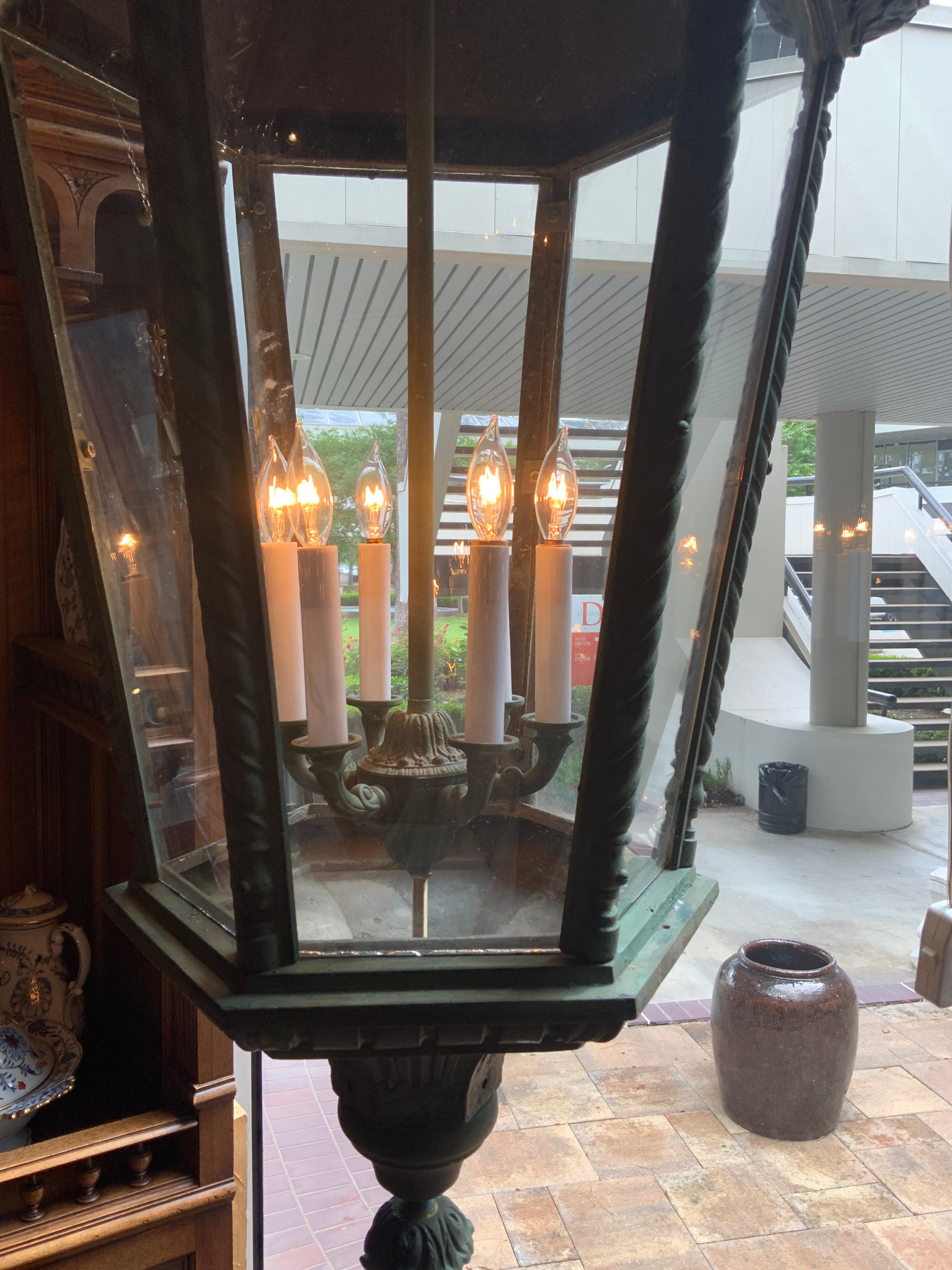 Majestic large bronze lantern with six lights For Sale 1