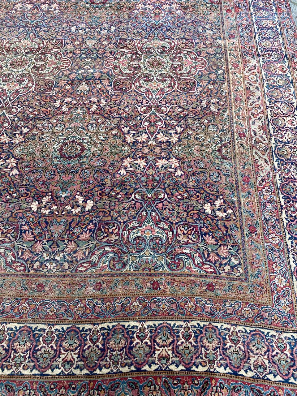 Meraviglioso e lussuoso tappeto antico di grandi dimensioni con un bel disegno floreale e decorativo e splendidi colori naturali, interamente e finemente annodato a mano con velluto di lana su base di cotone.

✨✨✨

