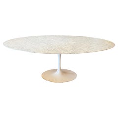 Majestuosa mesa de comedor ovalada de mármol italiano, al estilo de Saarinen