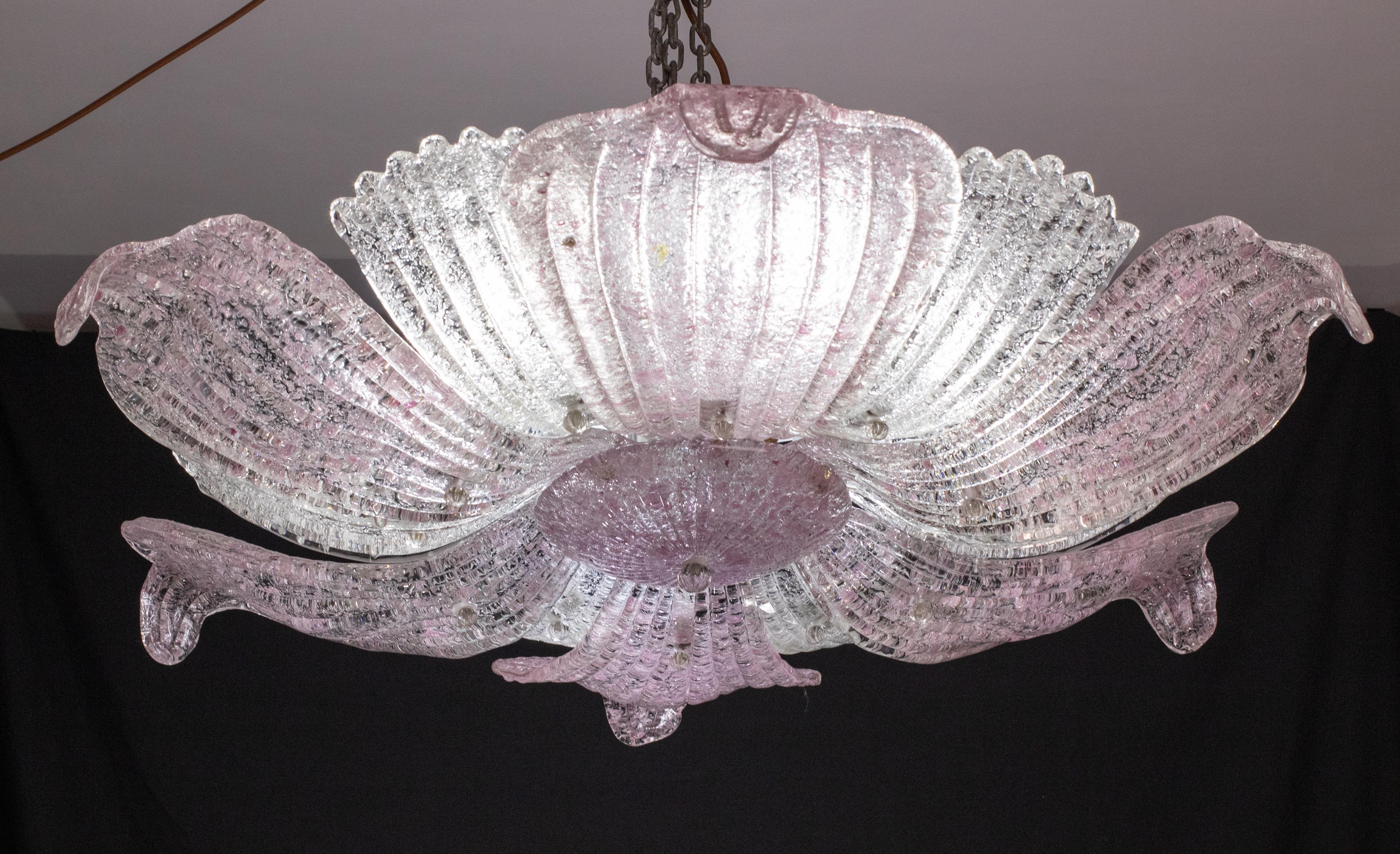 Elegante plafoniera vintage di Murano con foglie di vetro rosa proveniente da una storica pizzeria napoletana Adatta per arredare uno spazio ampio

Altezza 30 centimetri
Diametro 95 centimetri

Periodo: circa 1970.

La plafoniera è dotata di 6 luci