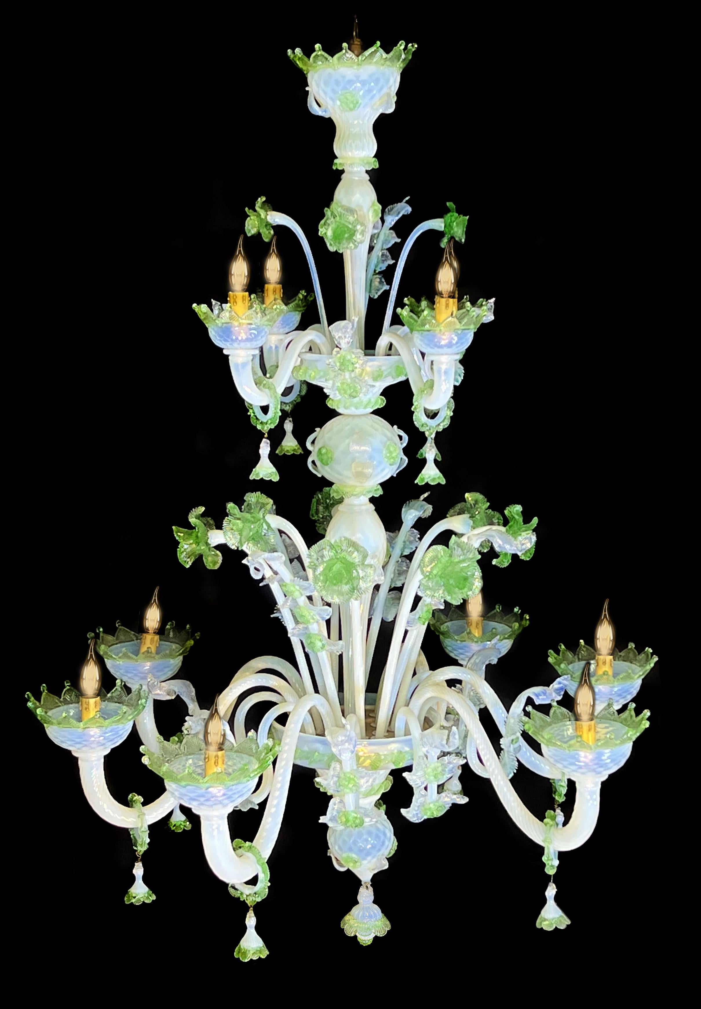 Lustre de Murano d'une beauté époustouflante. Lumières (10) fleurs et feuilles en pure pâte de verre de Murano. Chaque pièce est un bijou.