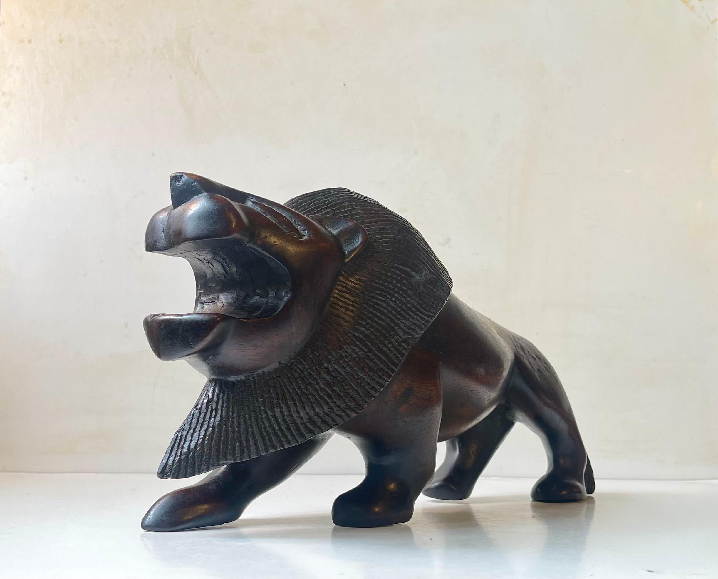 Majestic Lion Sculpture in Carved Dark Hardwood In Good Condition For Sale In Esbjerg, DK
