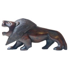 Majestueuse sculpture de lion en bois dur foncé sculpté
