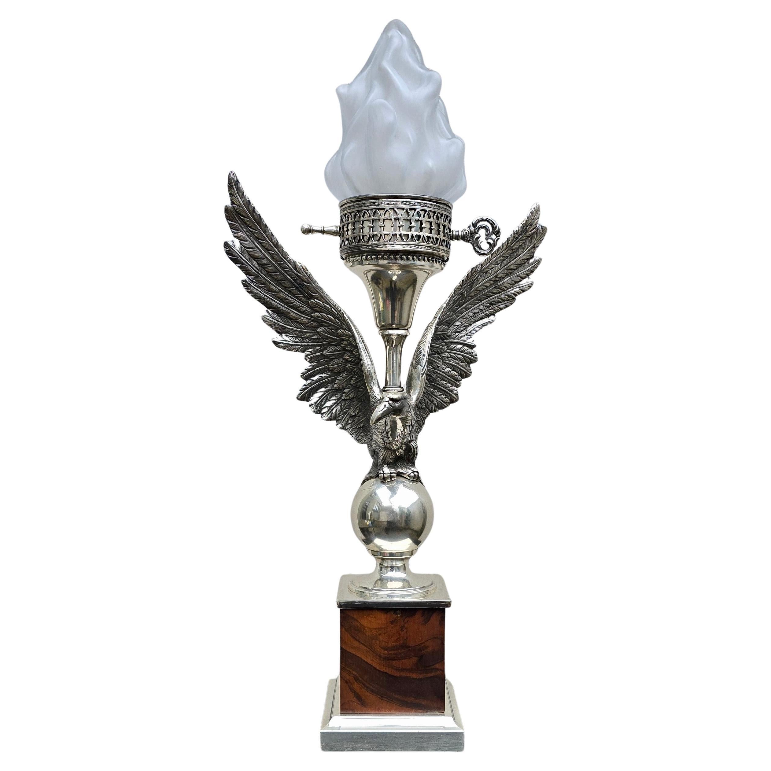 Majestic Lampe de table aigle, moderne du milieu du siècle, italienne

Lampe Hollywood Regency Eagle Bronze.
Lampe des années 60 et 70 en bronze argenté massif de style empire représentant un aigle aux ailes déployées. Très belle et spectaculaire