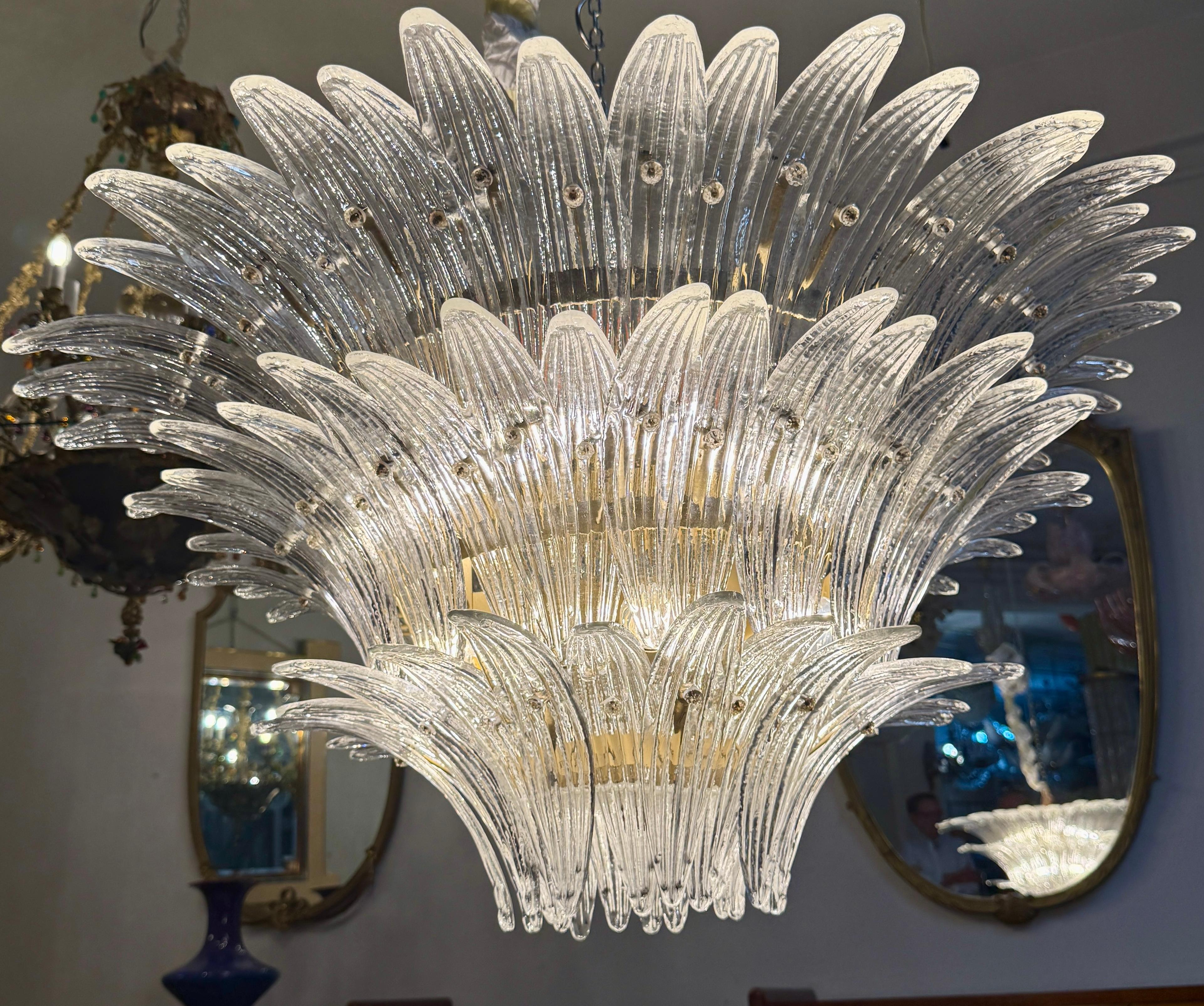 Lujosa araña de cristal de murano Palmette realizada con 94 copas de cristal originales .
Armazón de metal bronceado.
Disponible también un par y un par de apliques.
12 bombillas, dimensión E27
Dimensiones: Araña de 110 cm (43,30 pulgadas), altura