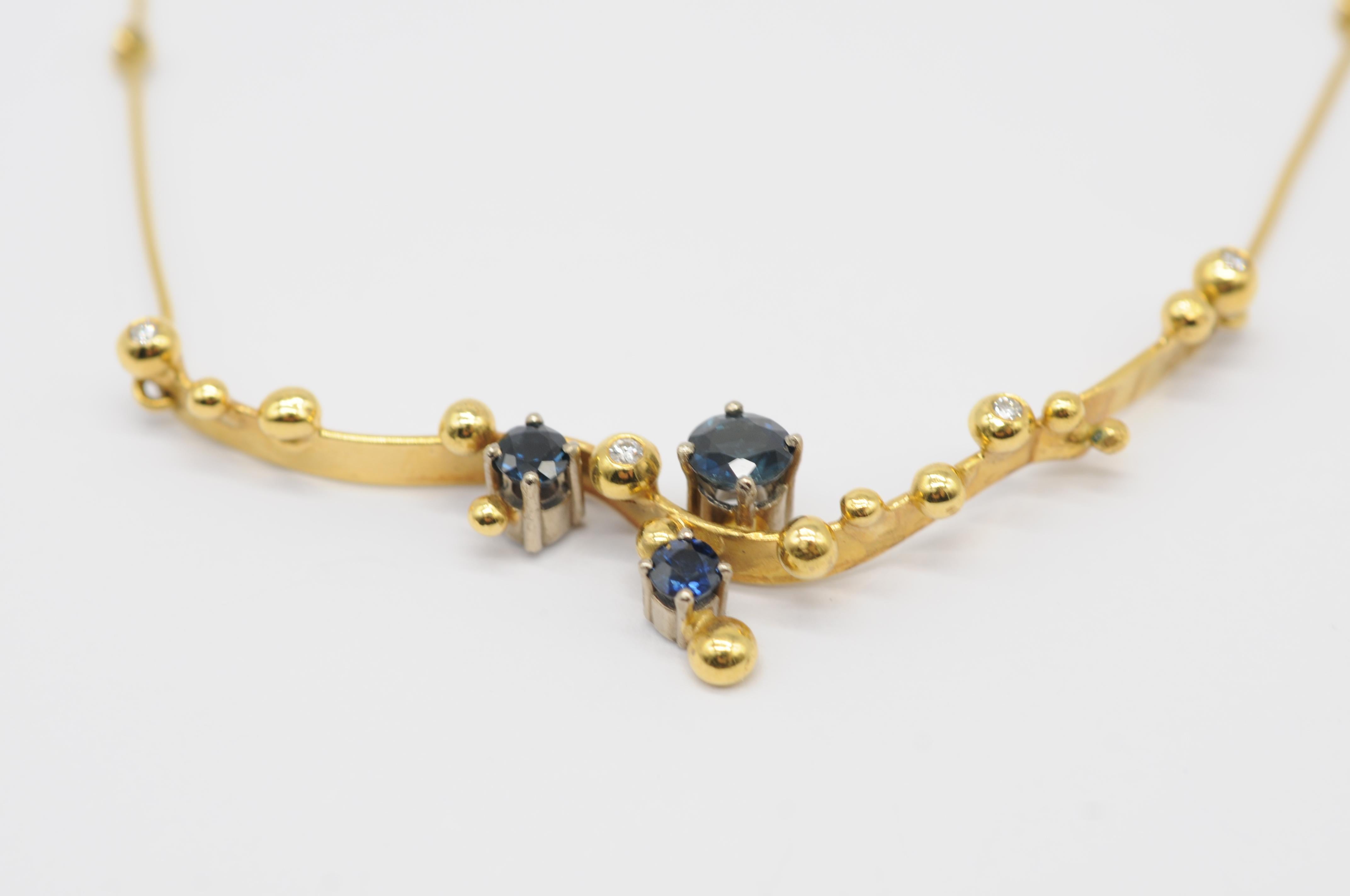 Aesthetic Movement Majestic Necklace in 18k yellow gold with diamond and sapphire For Sale
