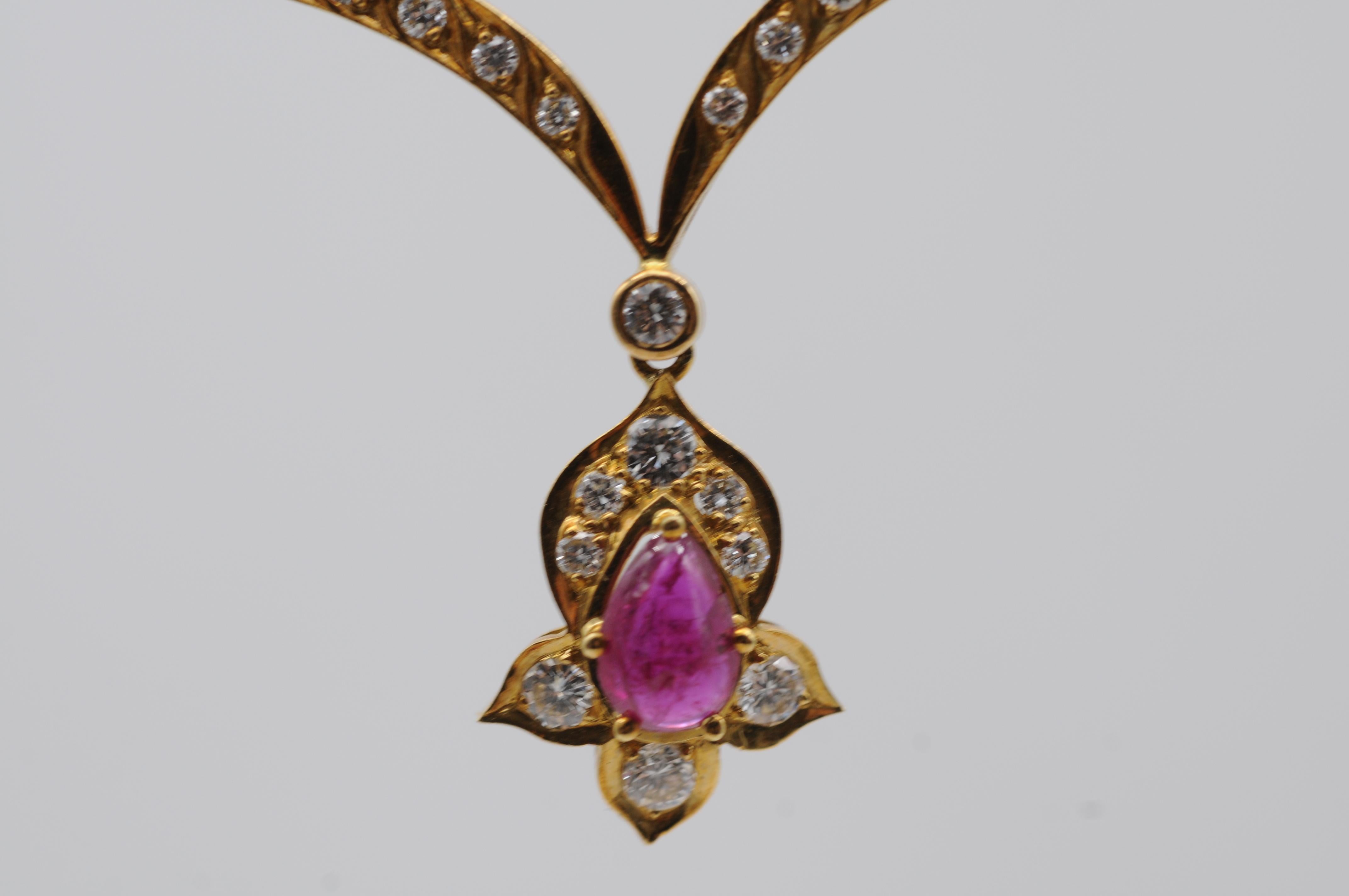 majestuoso collar con un rubí natural y diamantes elaborado en oro amarillo de 14k en venta 10