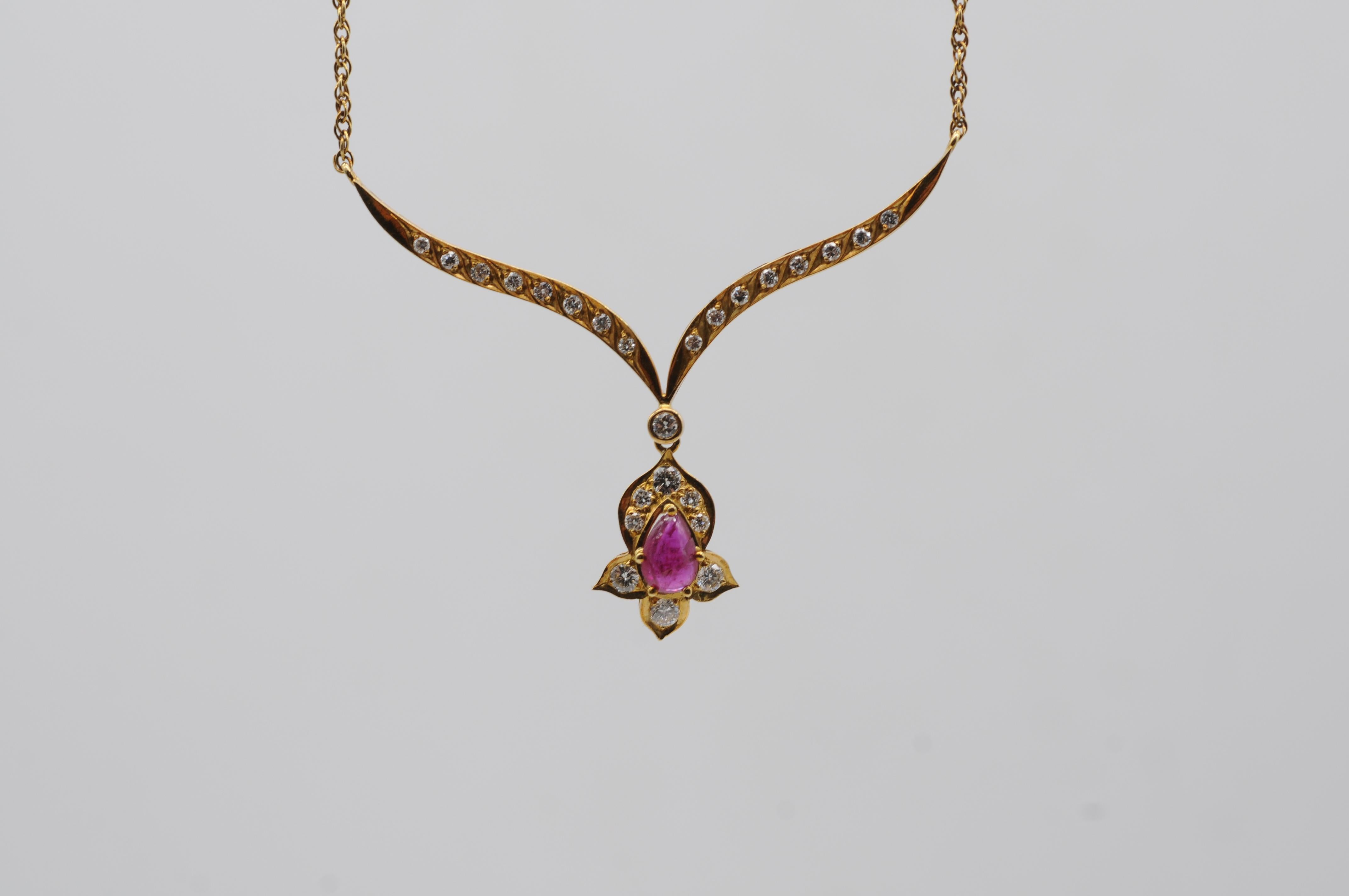 Elaborado en lustroso oro amarillo de 14 quilates, este elegante collar muestra un grácil diseño graduado, que dirige la mirada hacia un cautivador colgante. En el corazón del colgante hay un impresionante rubí natural sin tratar, que irradia unos