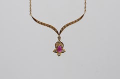Majetische Halskette aus 14 Karat Gelbgold mit einem natürlichenen Rubin und Diamanten