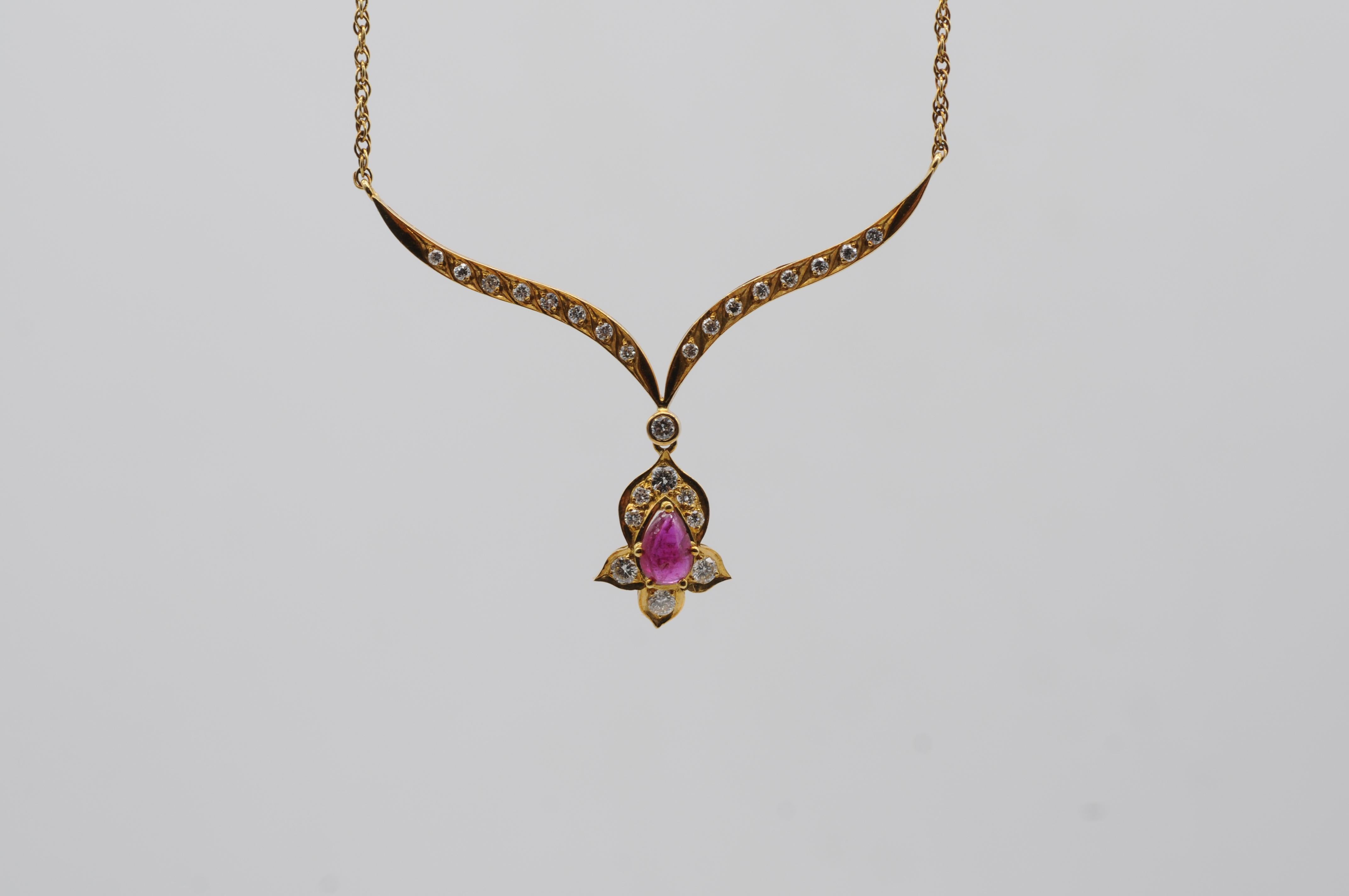 majestuoso collar con un rubí natural y diamantes elaborado en oro amarillo de 14k Movimiento estético en venta