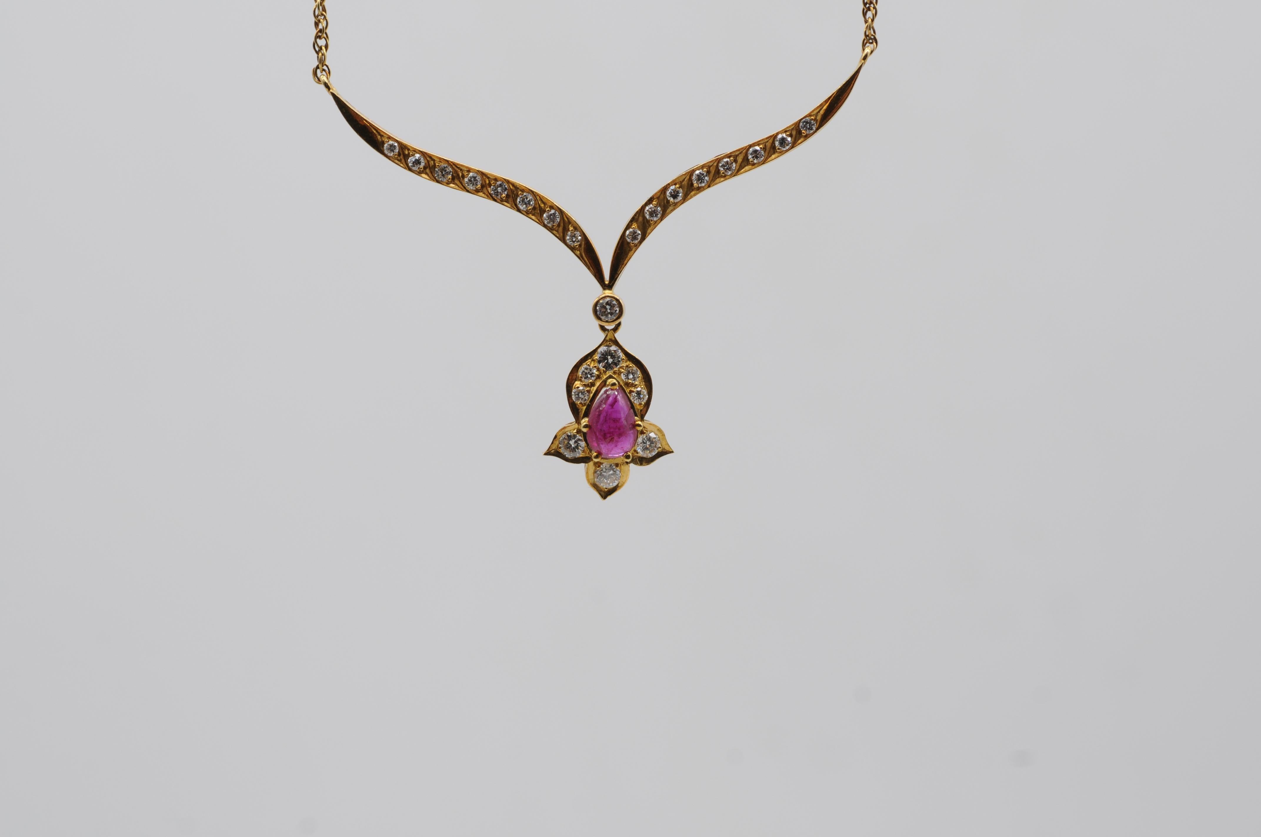 majestuoso collar con un rubí natural y diamantes elaborado en oro amarillo de 14k Cabujón en venta