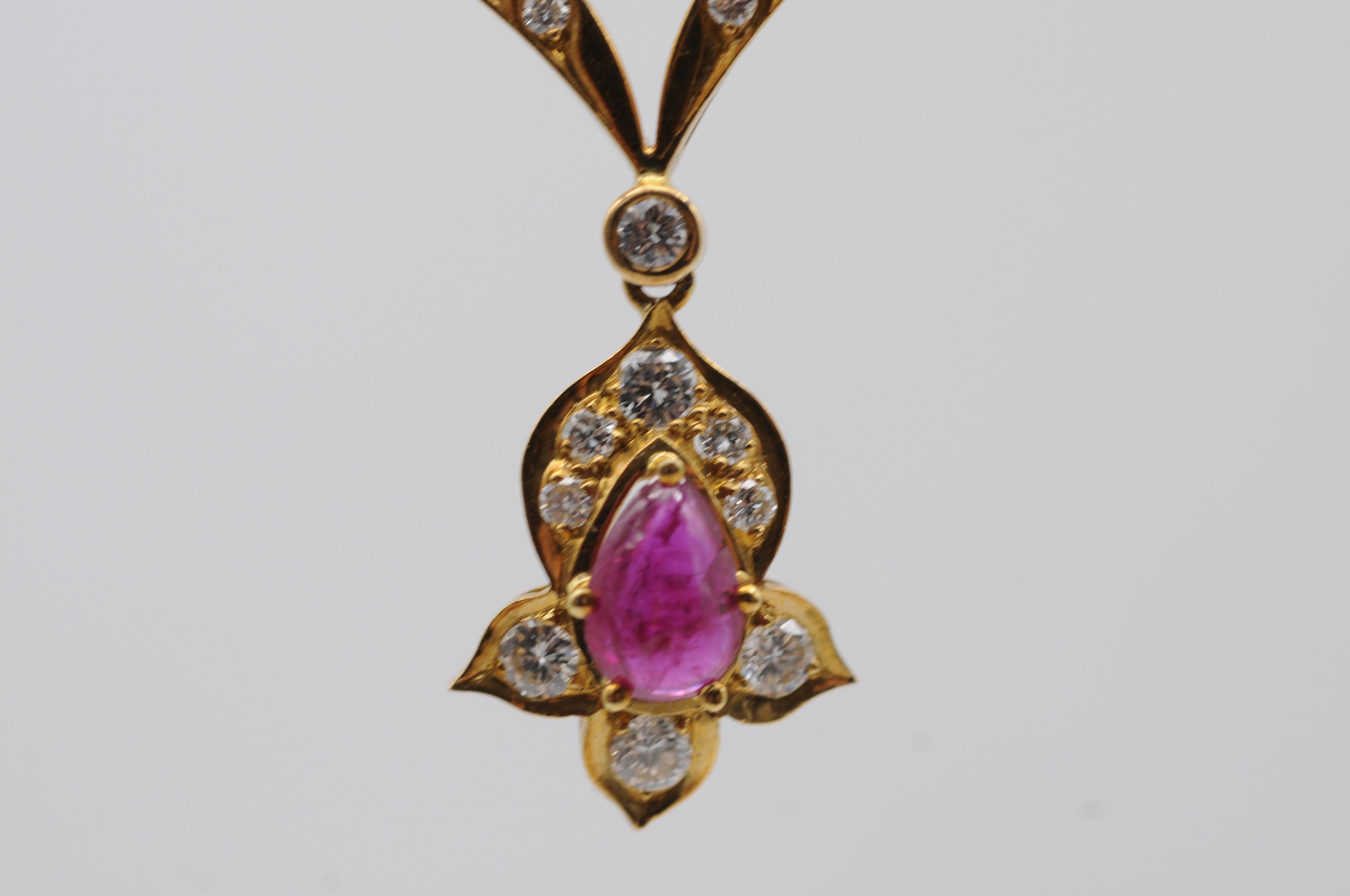 majestuoso collar con un rubí natural y diamantes elaborado en oro amarillo de 14k en venta 1