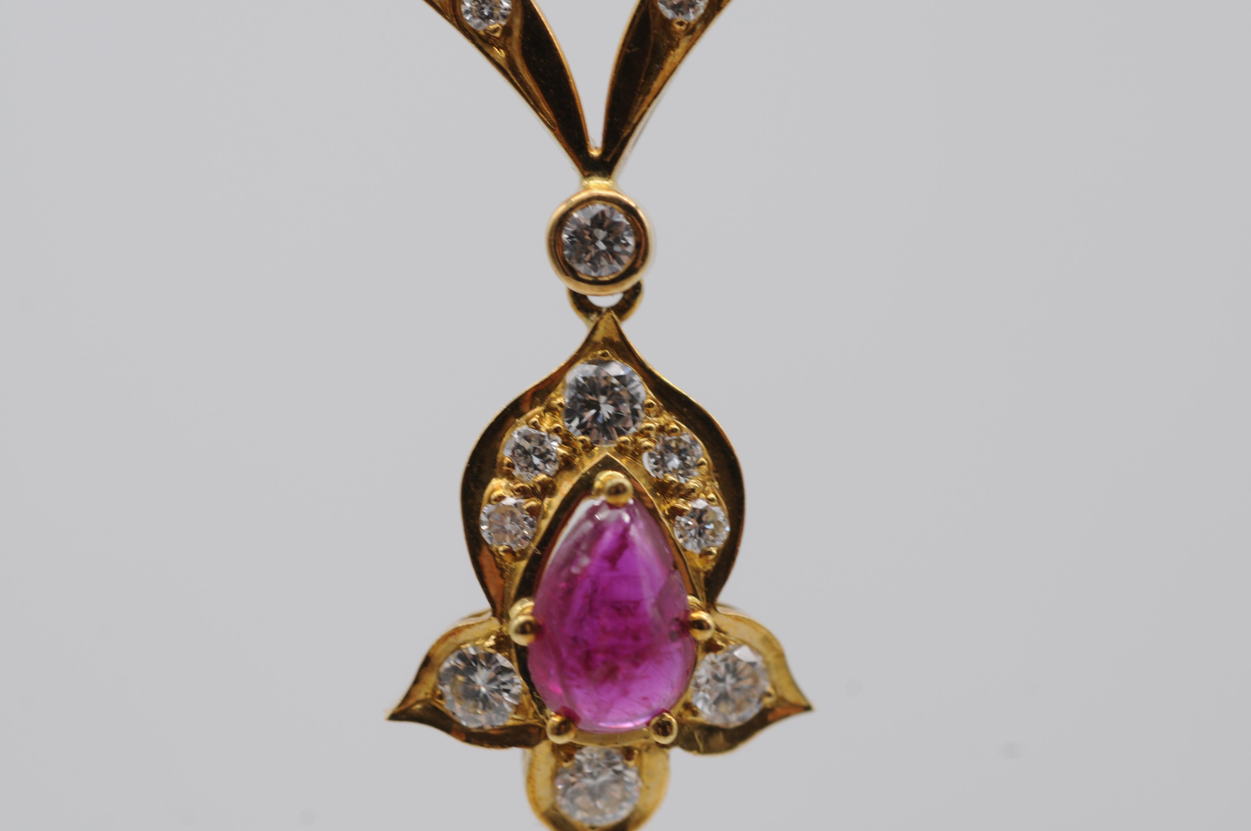 majestuoso collar con un rubí natural y diamantes elaborado en oro amarillo de 14k en venta 2