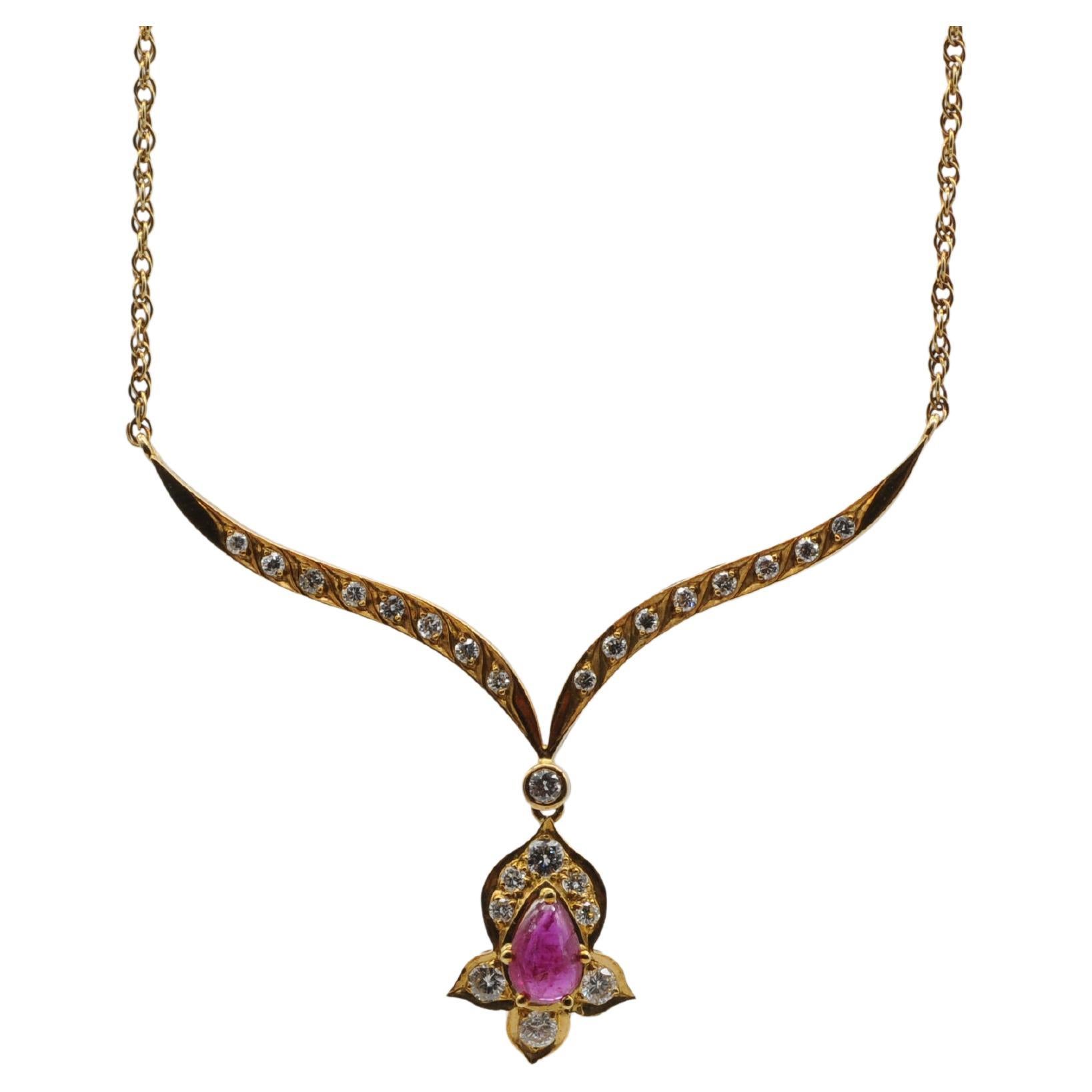 majestuoso collar con un rubí natural y diamantes elaborado en oro amarillo de 14k en venta