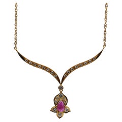 majestuoso collar con un rubí natural y diamantes elaborado en oro amarillo de 14k