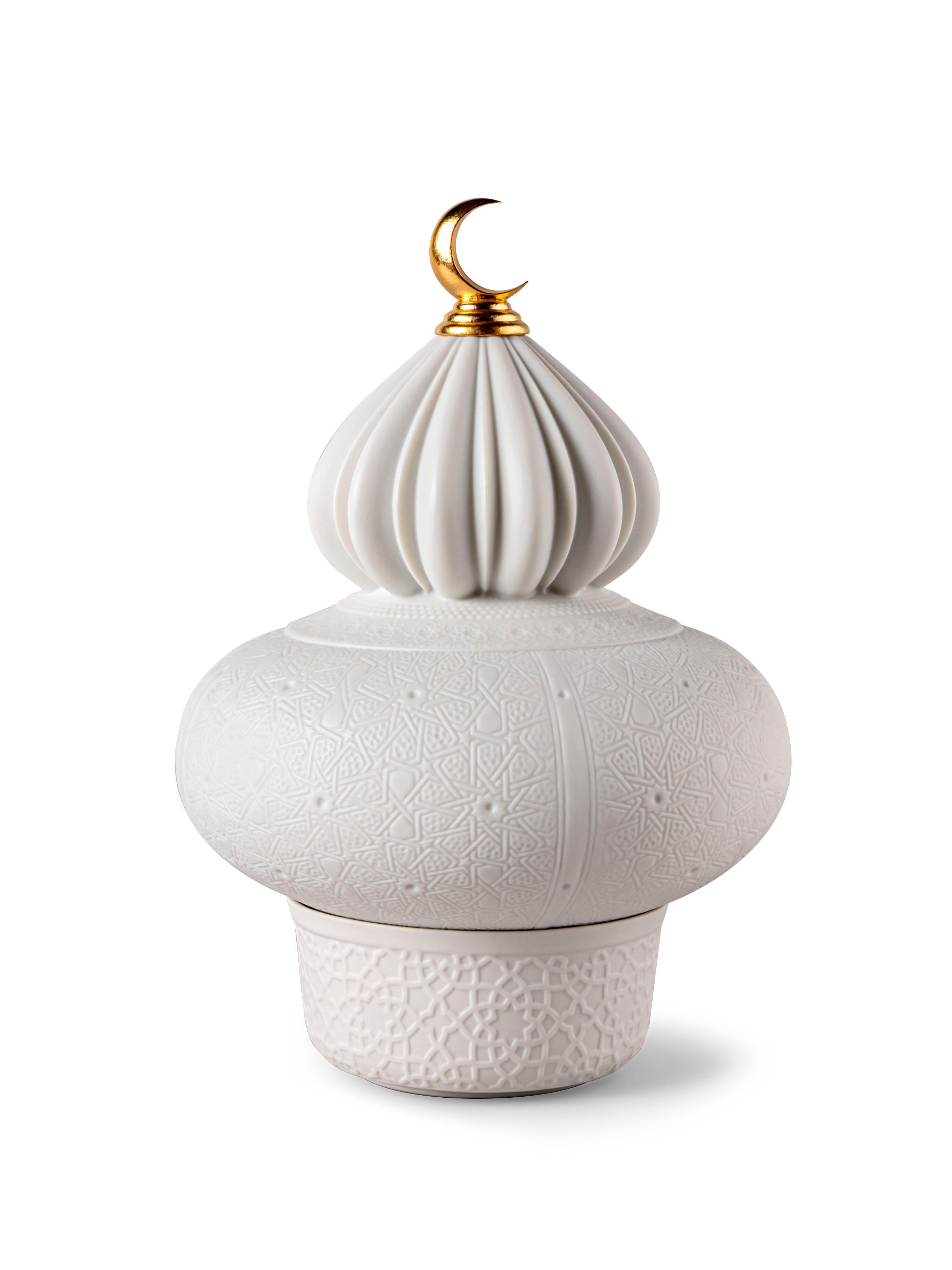 Lampada a batteria in porcellana della collezione Majestic Nights. Lampada a batteria decorata con il caratteristico design a reticolo, meticolosamente inciso a mano dal team di artisti dell'ornamento del marchio. Grazie alla traslucenza della