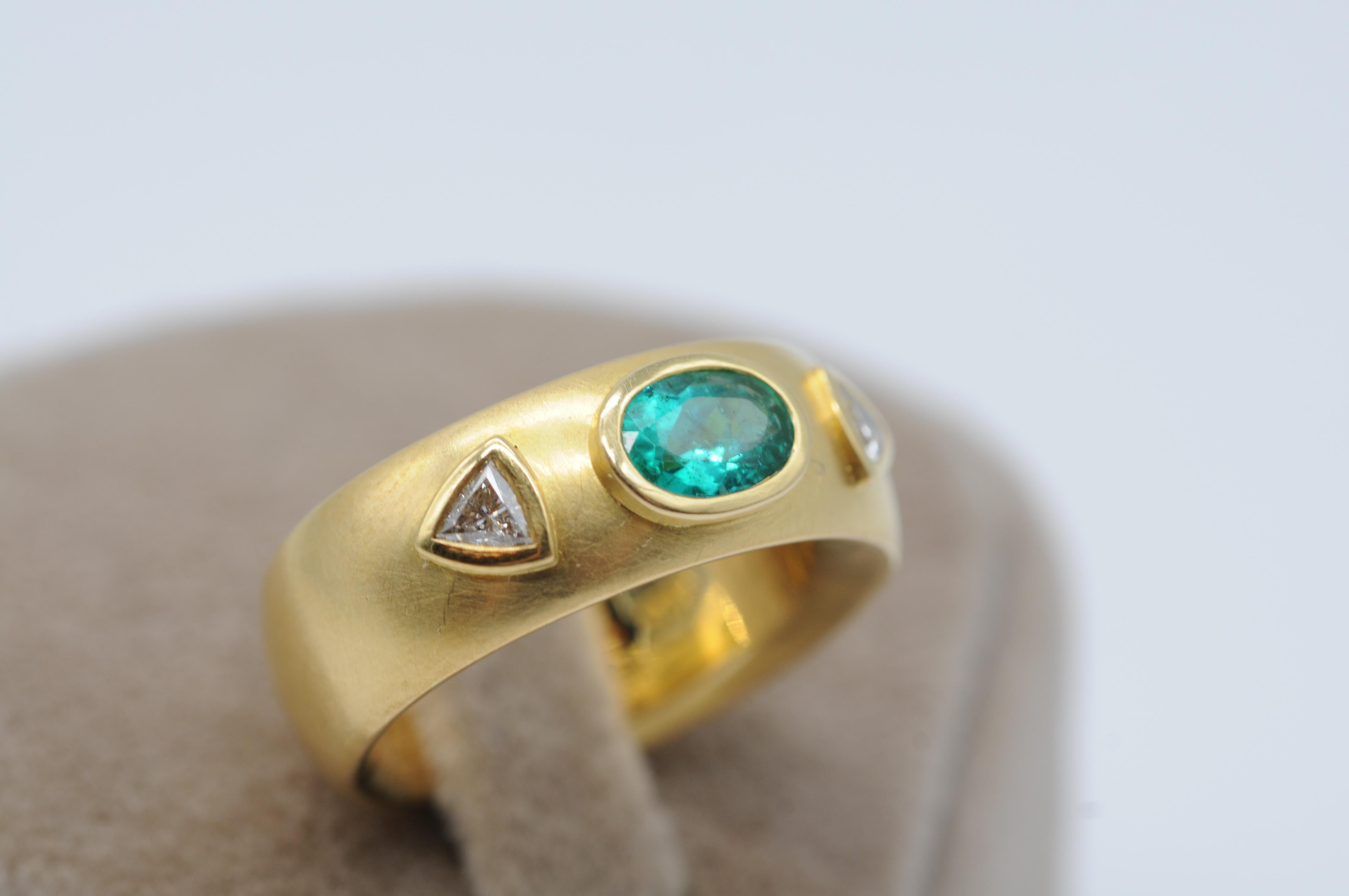 Aesthetic Movement Majestic noble Emerald gold ring with diamonds in 21k Gold (900er) For Sale