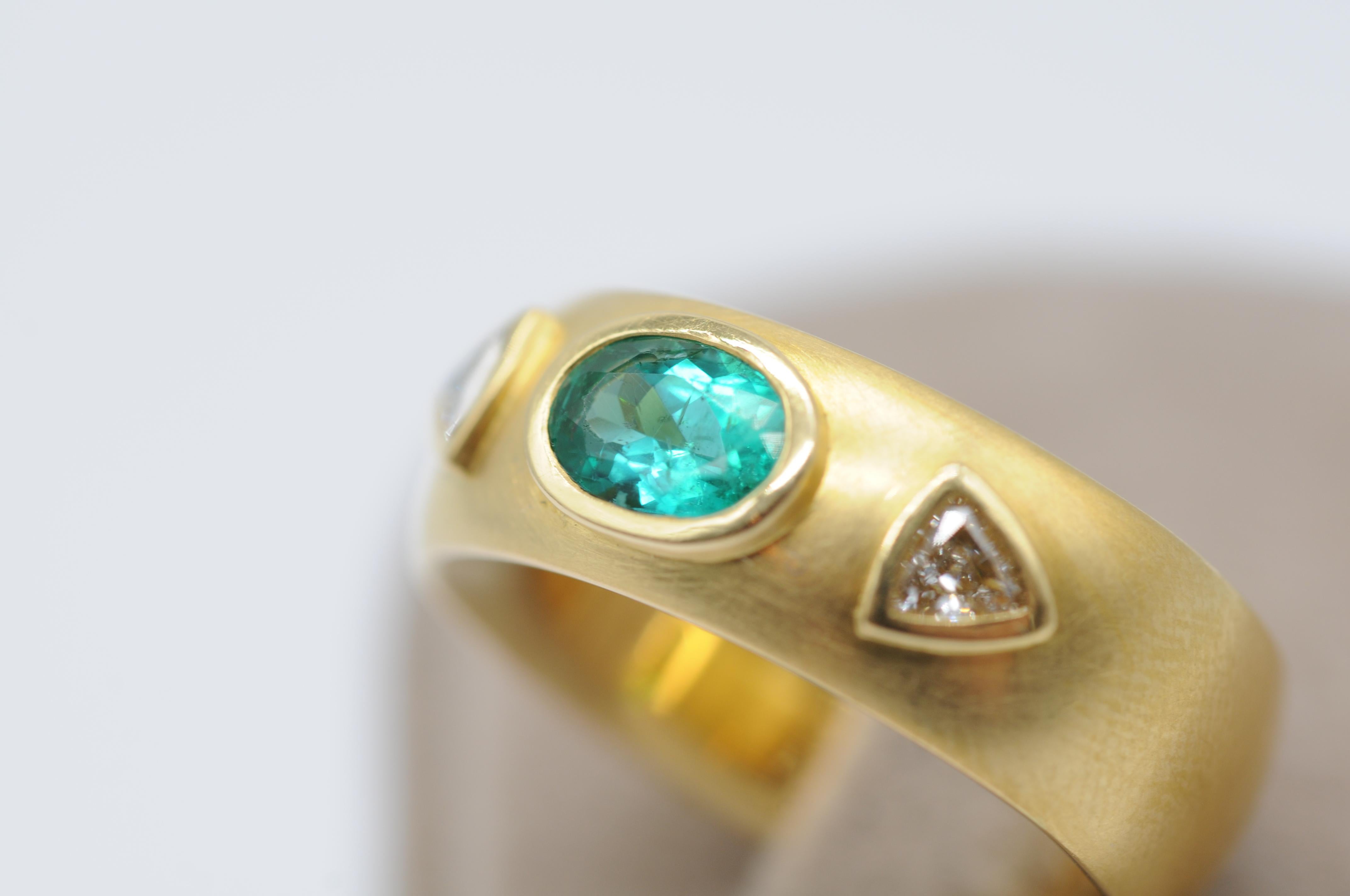 Majestic noble Emerald gold ring with diamonds in 21k Gold (900er) For Sale 2