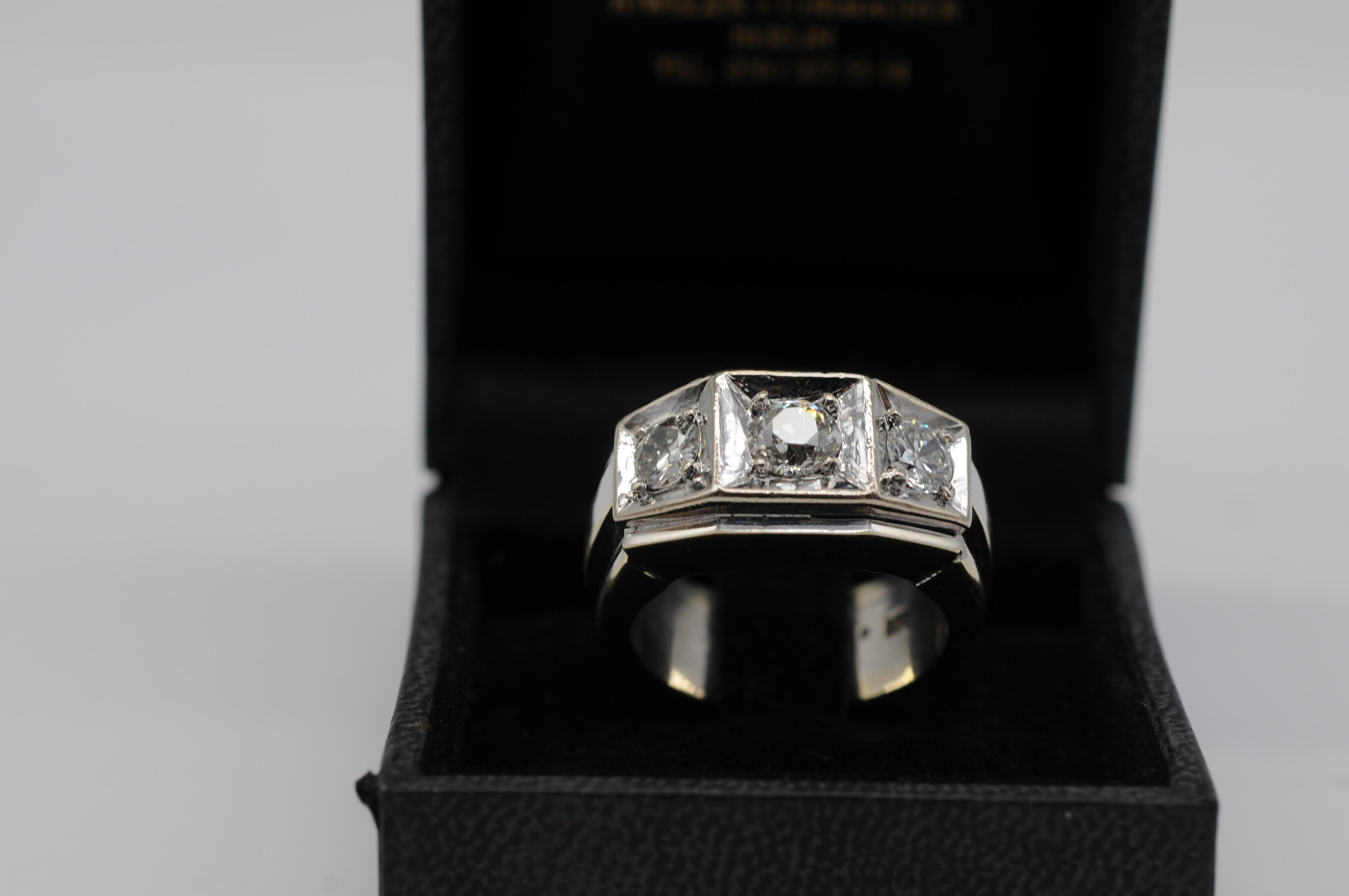 Majestätischer alter Ring mit 3 Diamanten im alteuropäischen Schliff 11