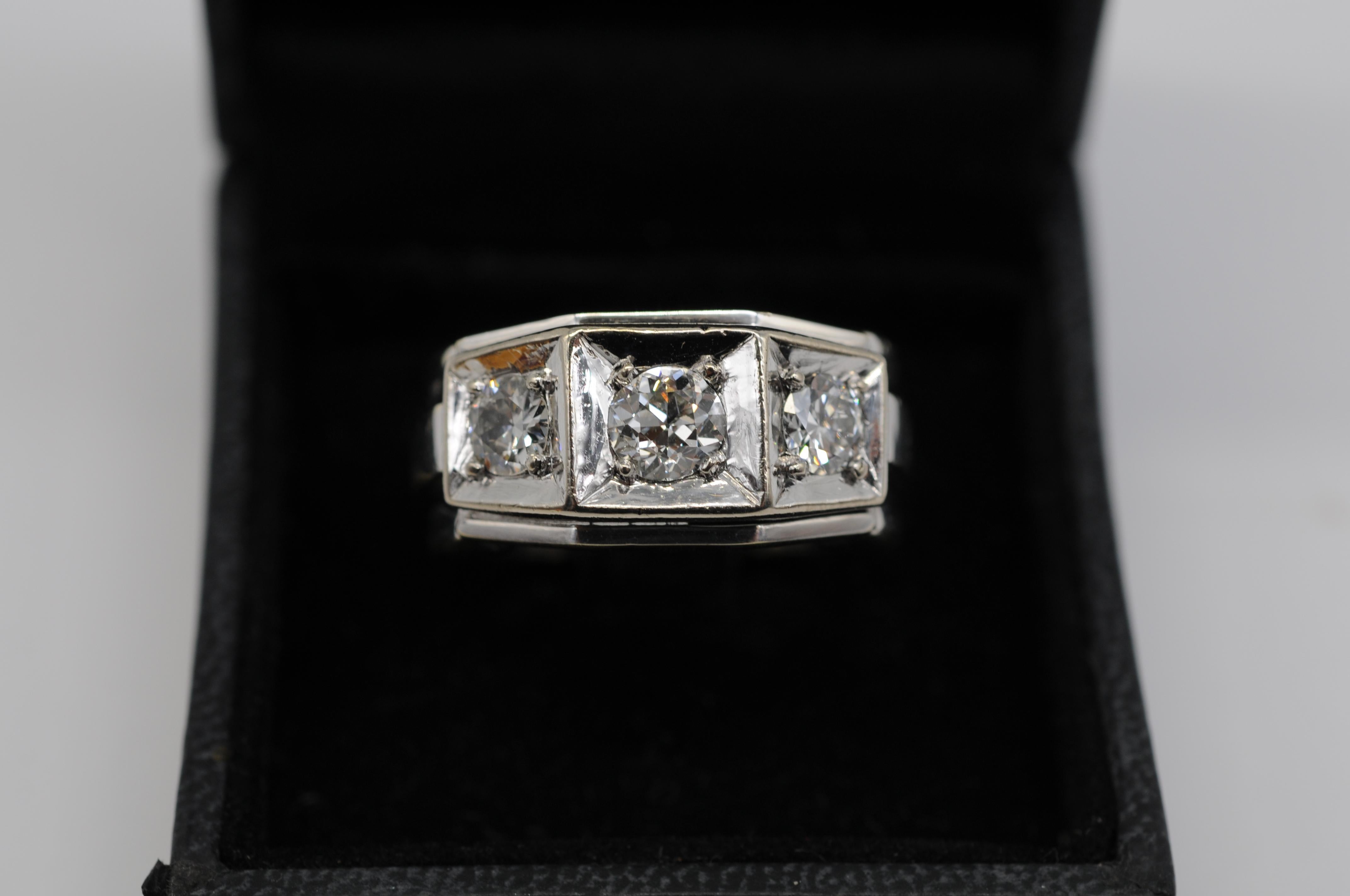 Majestätischer alter Ring mit 3 Diamanten im alteuropäischen Schliff 13